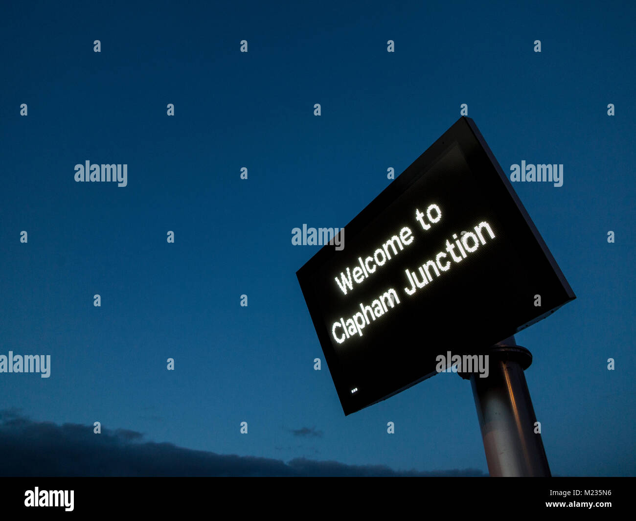 Un "Benvenuto a Clapham Junction' Bacheca elettronica Foto Stock