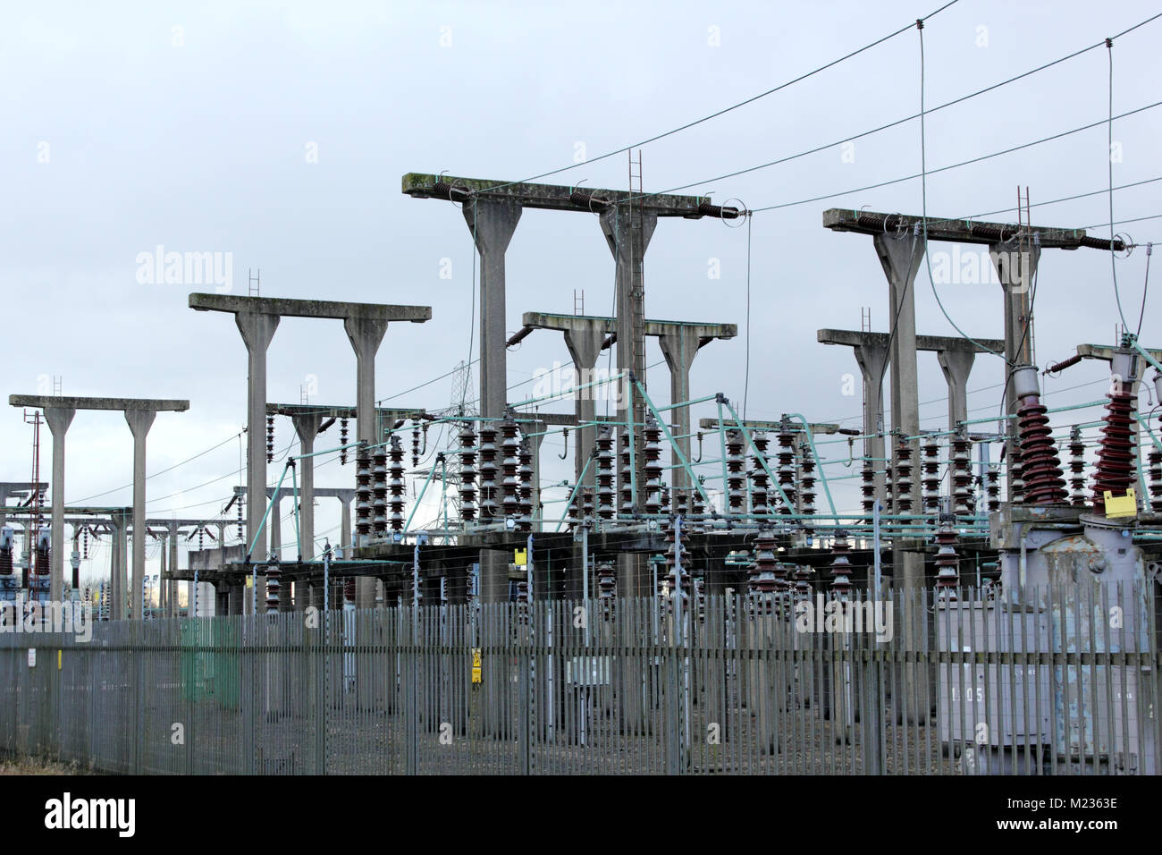 Elettricità sub-station mostra fili e tralicci Foto Stock