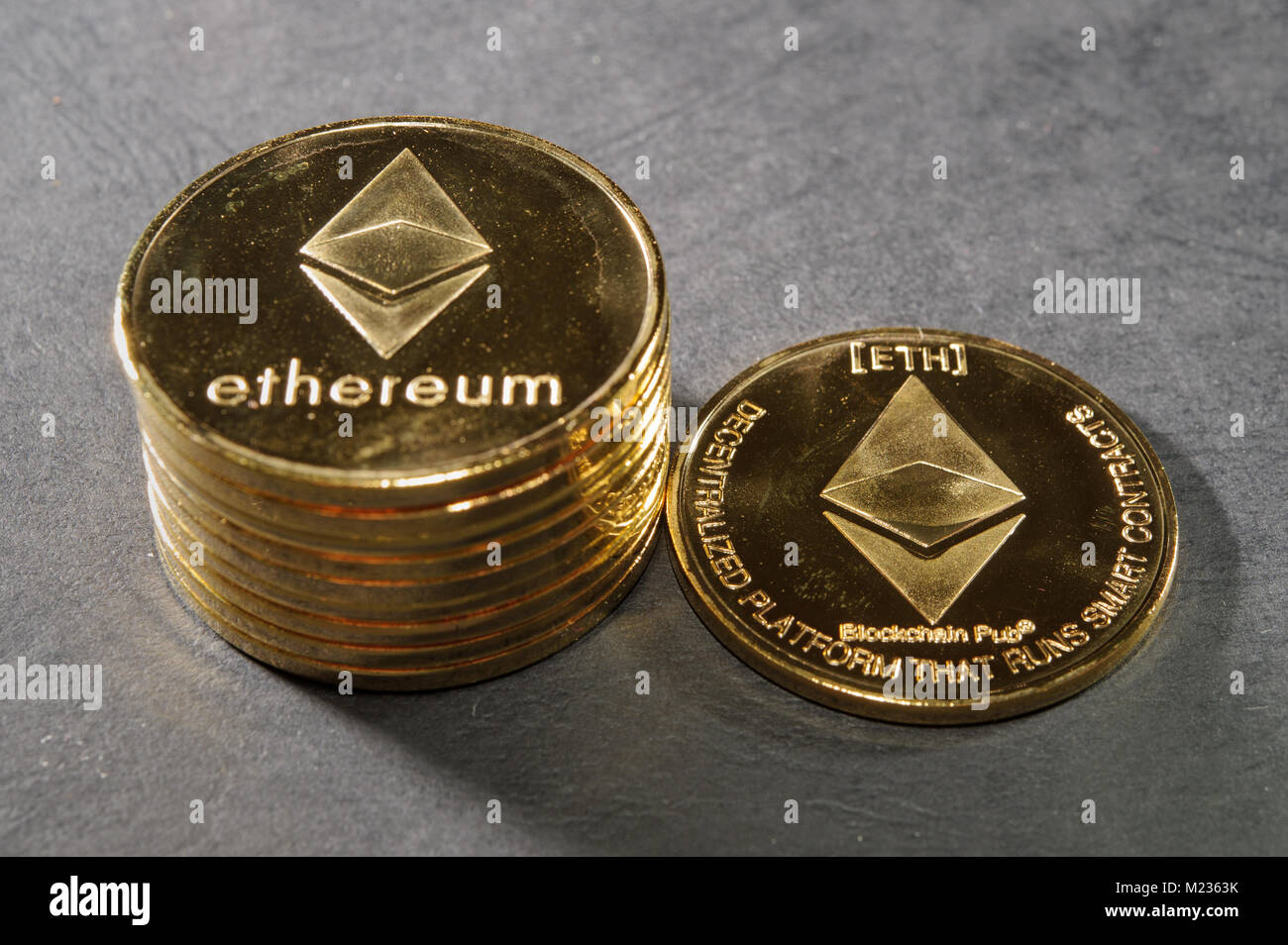 Colonna di ethereum con una singola moneta accanto a loro Foto Stock