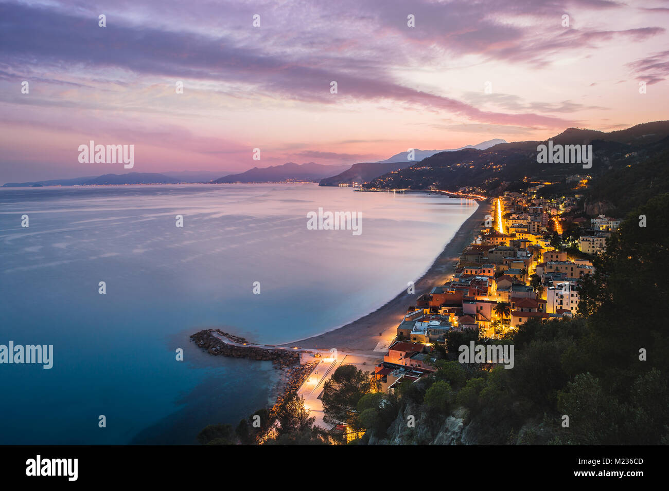 Case colorate sulla spiaggia, Varigotti village, Liguria, Italia Foto Stock