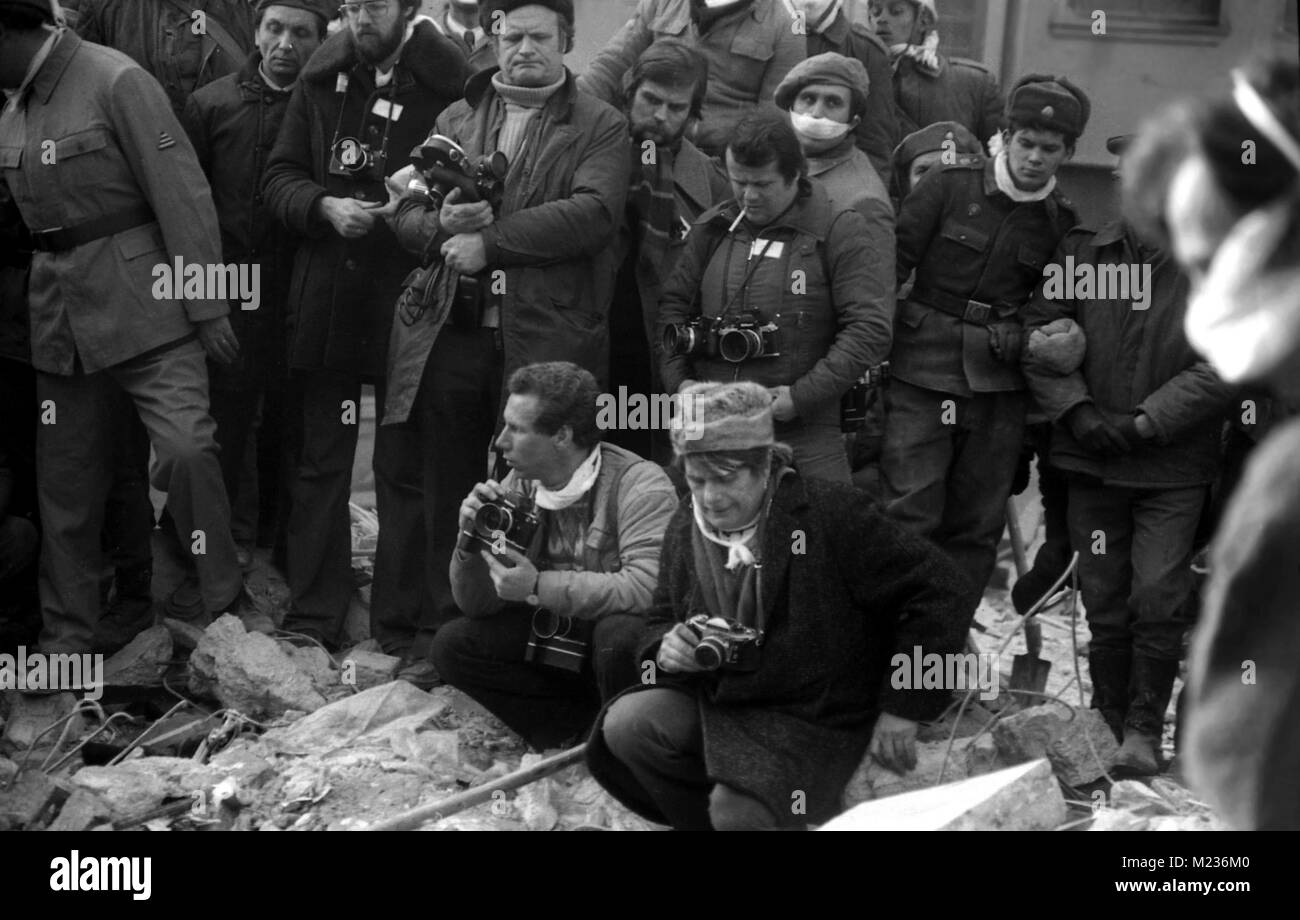 Giornalisti che scattano foto dopo il terremoto mortale del marzo 1977 a Bucarest, in Romania. In basso a destra, premere il fotografo Aurel Mihailopol. Foto Stock
