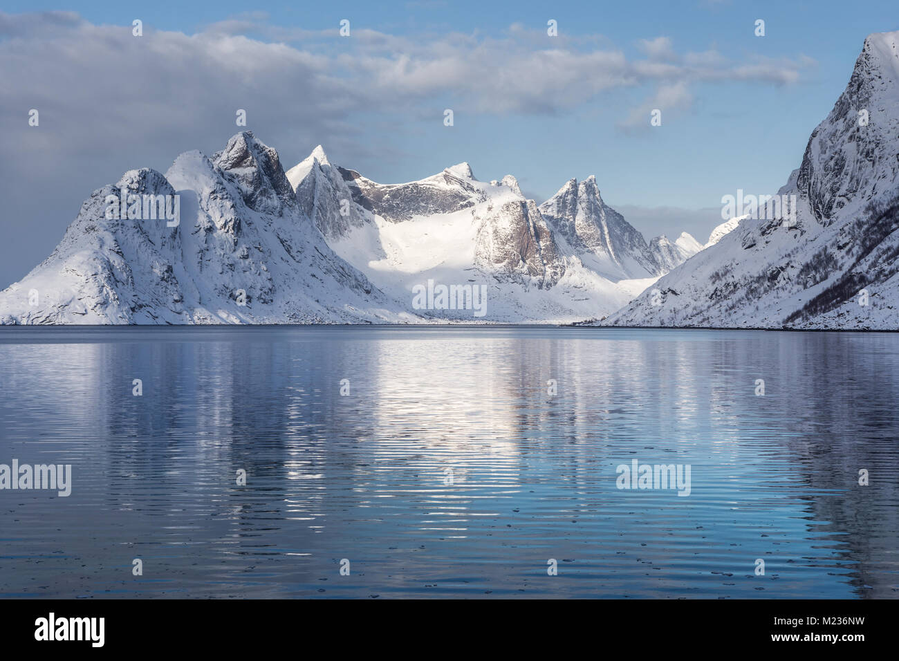 Una vista del monte Olstind sulle isole Lofoten in una mattina di inverno Foto Stock