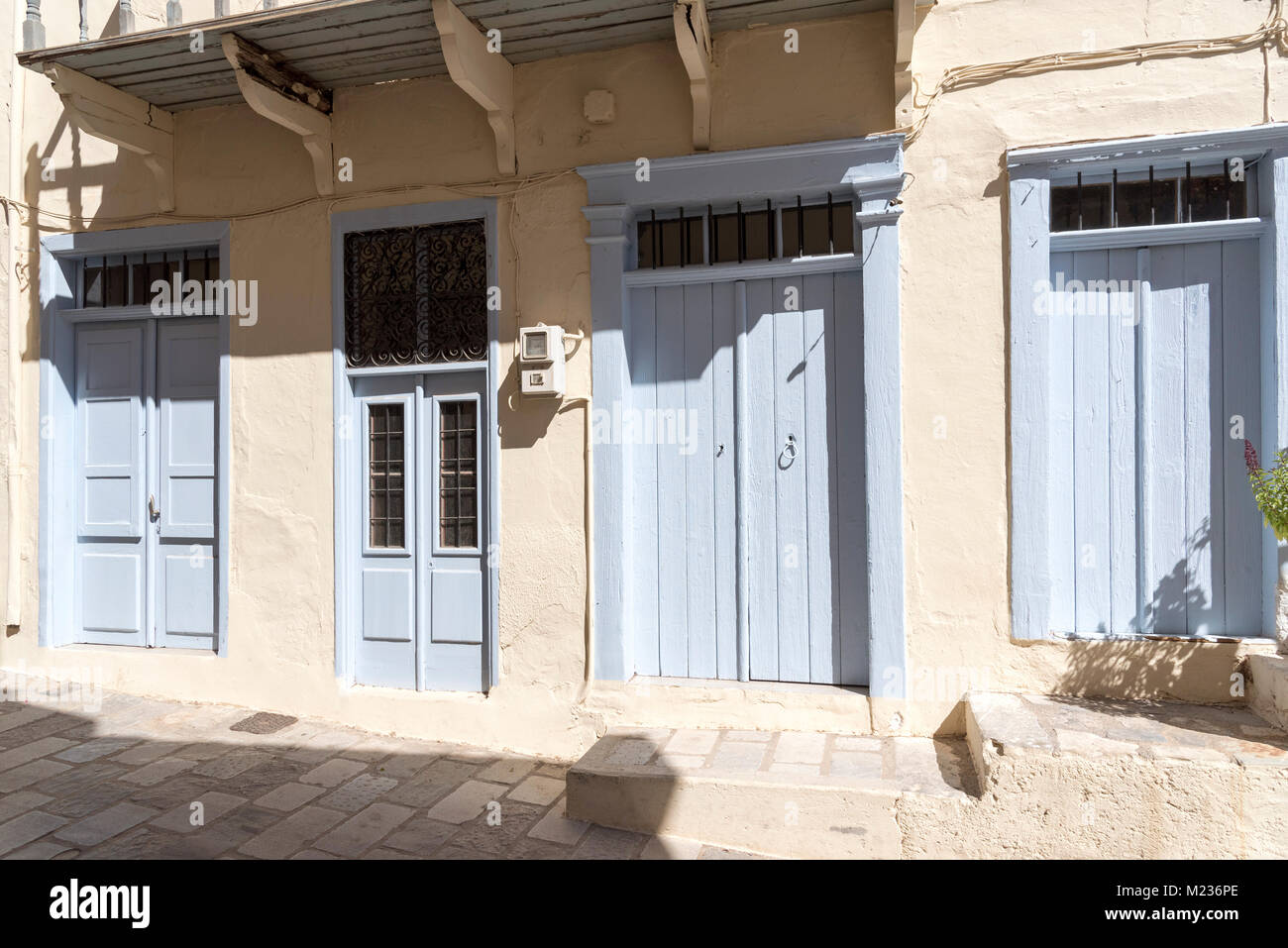 Quattro in legno dipinto di blu porte tutti diversi Foto Stock