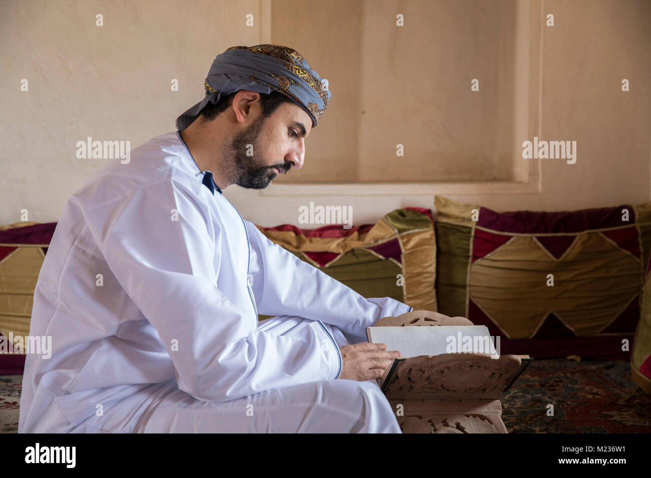 Omani uomo la lettura di un libro Foto Stock