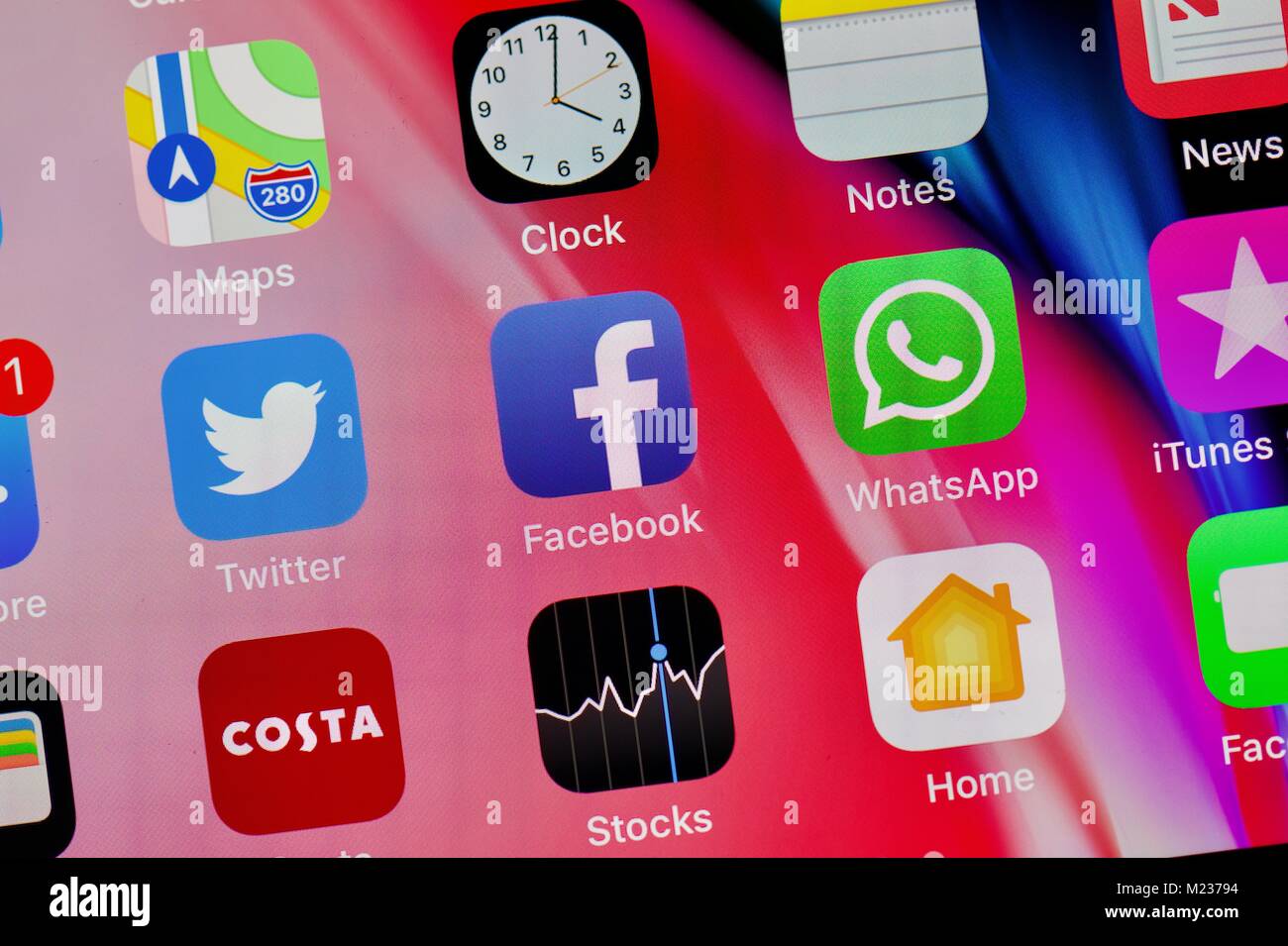 I social media le icone su una schermata di iPhone Foto Stock