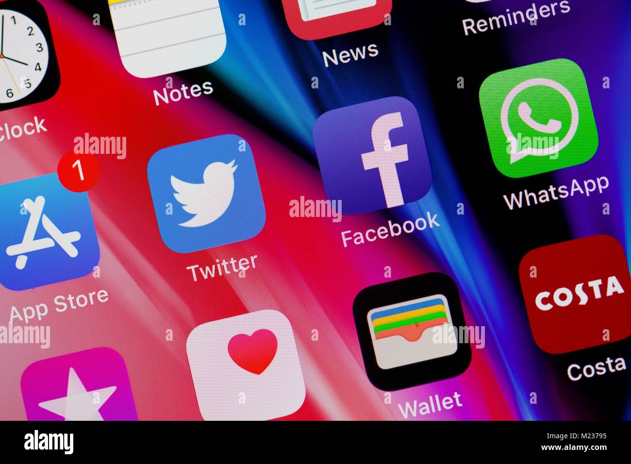 I social media le icone su una schermata di iPhone Foto Stock