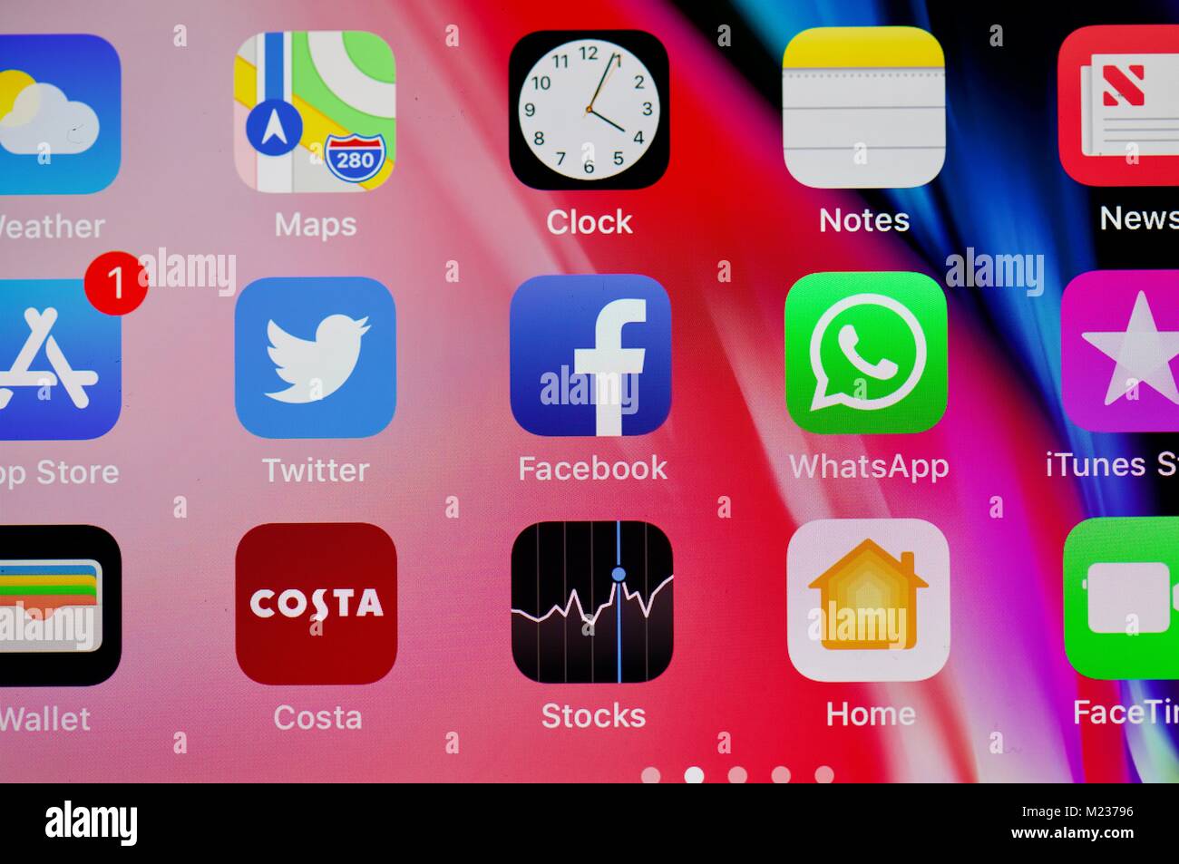 I social media le icone su una schermata di iPhone Foto Stock