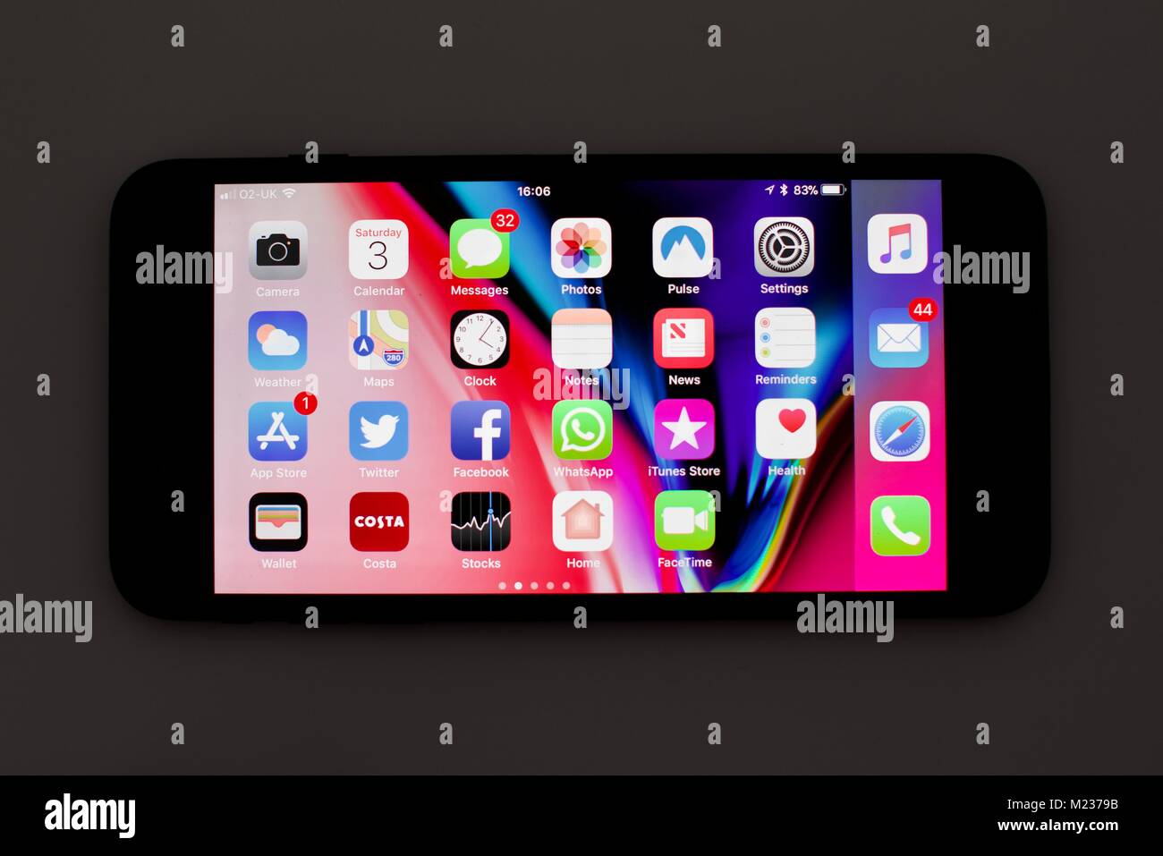 Apple iPhone display che mostra una piccola selezione di app mobili disponibile su iOS Il sistema operativo Foto Stock