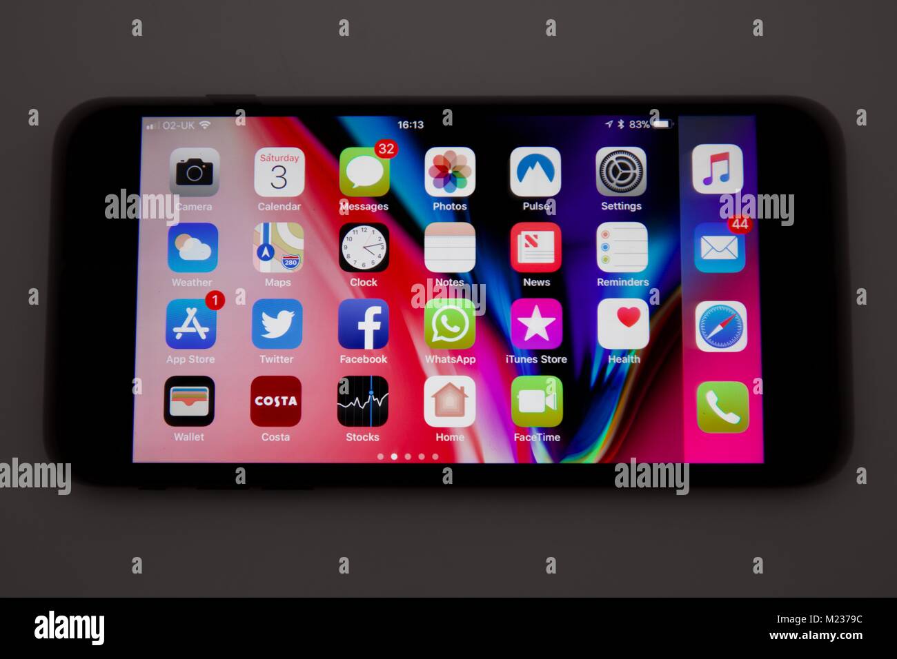 Apple iPhone display che mostra una piccola selezione di app mobili disponibile su iOS Il sistema operativo Foto Stock