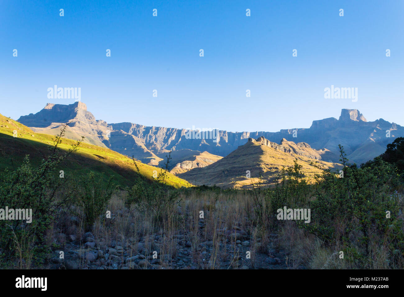 South African landmark, Anfiteatro dal Royal Natal National Park. Drakensberg montagne paesaggio. Picchi superiore Foto Stock