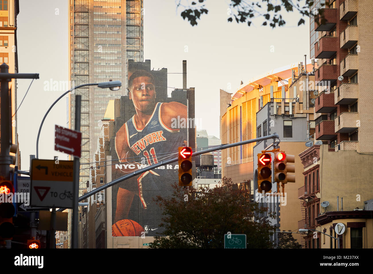 La pallacanestro inserzione sulla Ottava Avenue di New York City in Manhattan Foto Stock