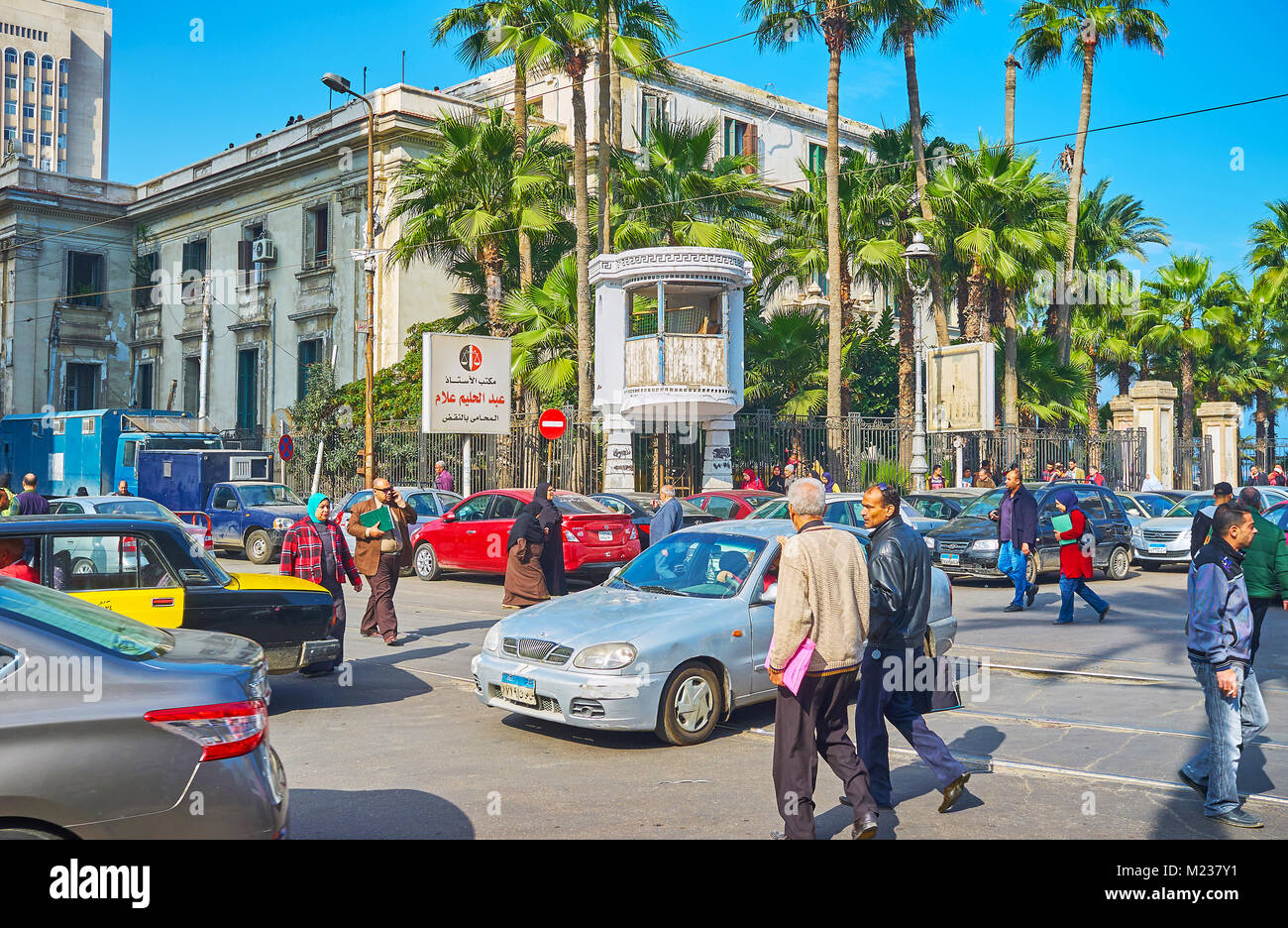 Alessandria, Egitto - 17 dicembre 2017: il traffico nelle affollate El Gondy El Maghool quadrato con una vista sulla costruzione di nazionali generali Corte dietro Foto Stock