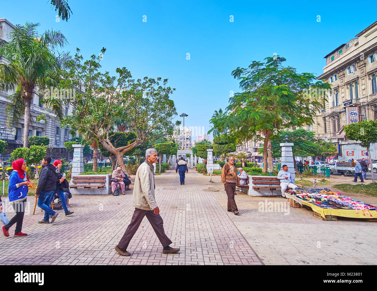 Alessandria, Egitto - 17 dicembre 2017: Il verde parco occupa il affollata piazza El-Tahrir, qui ci sono sempre molte persone e spontaneo le bancarelle del mercato Foto Stock