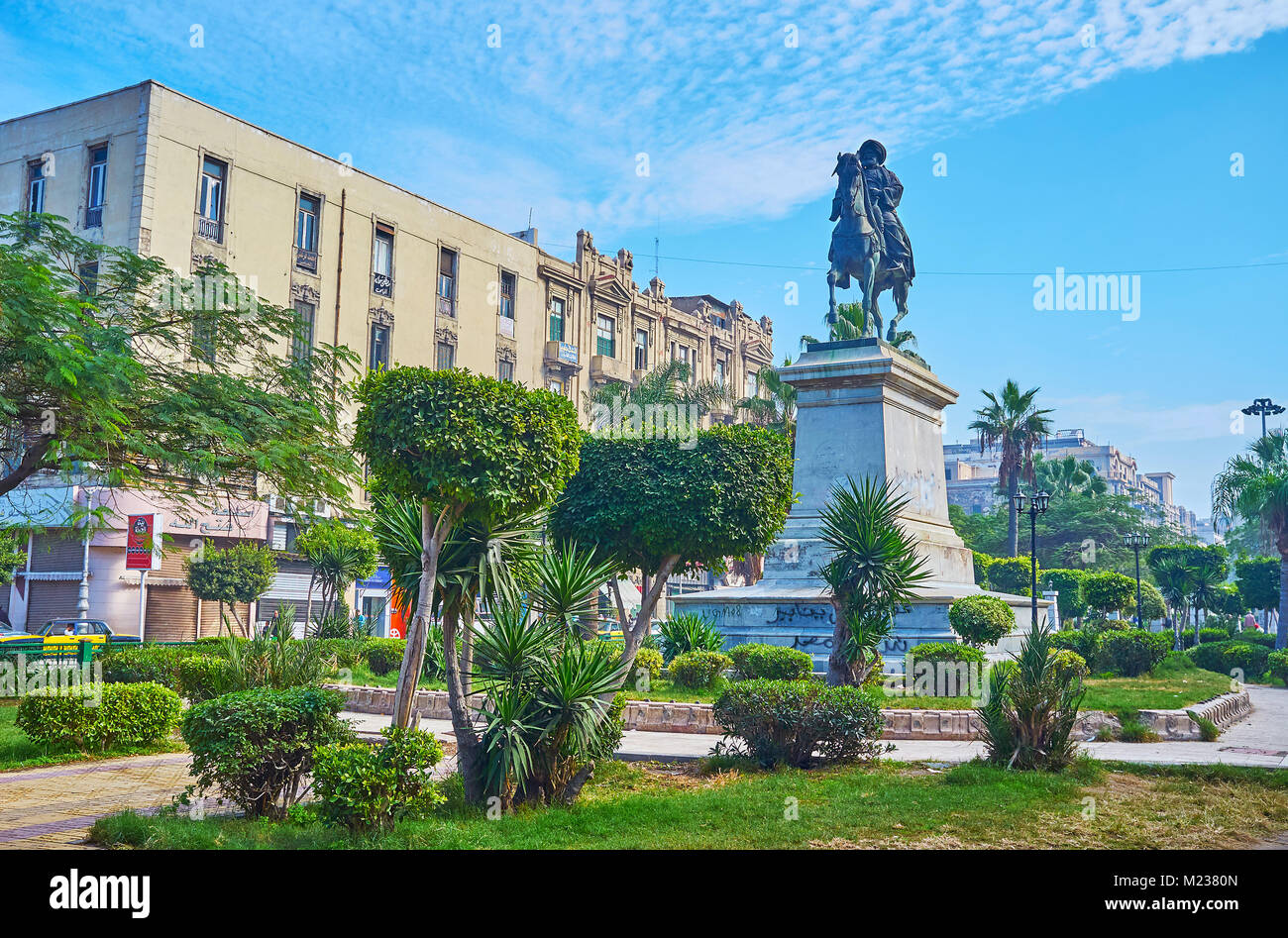 Alessandria, Egitto - 17 dicembre 2017: la statua equestre di Muhammad Ali Pasha tra i cespugli tagliati nel giardino di piazza El-Tahrir, nel mese di dicembre Foto Stock