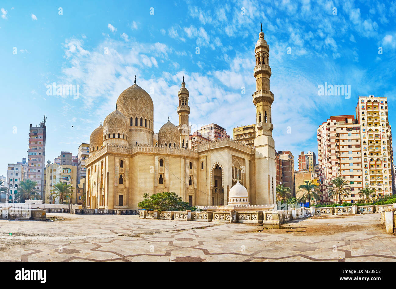 Il contrasto della Scenic Sidi Yaqut al-Arshi moschea, decorata con scolpito modelli islamici e la moderna vita di multistory quartiere, visto su b Foto Stock