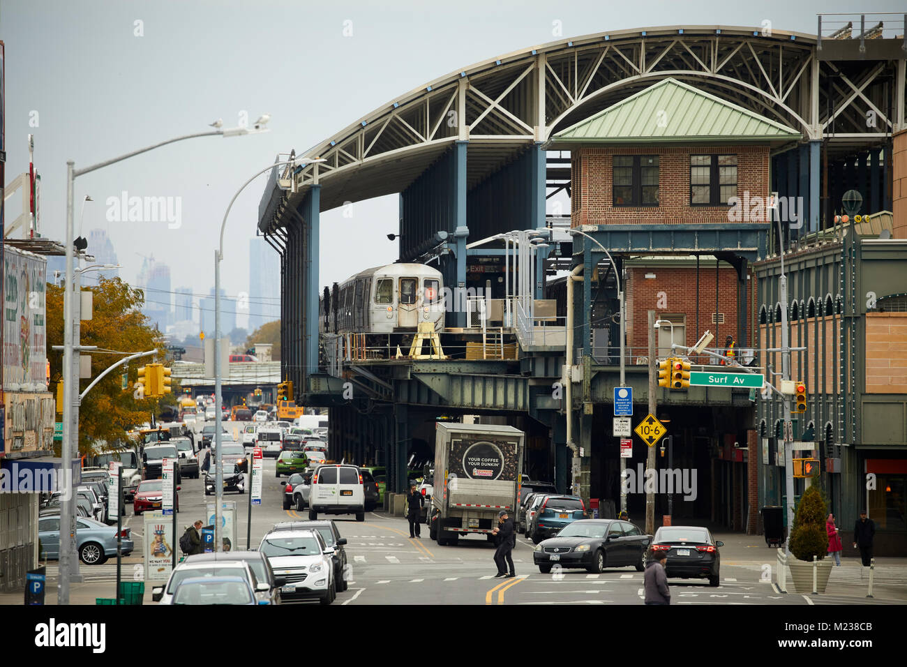 New York City in skyline di Manhattan da Coney Island-Stillwell Avenue terminale della metropolitana di Brooklyn Foto Stock