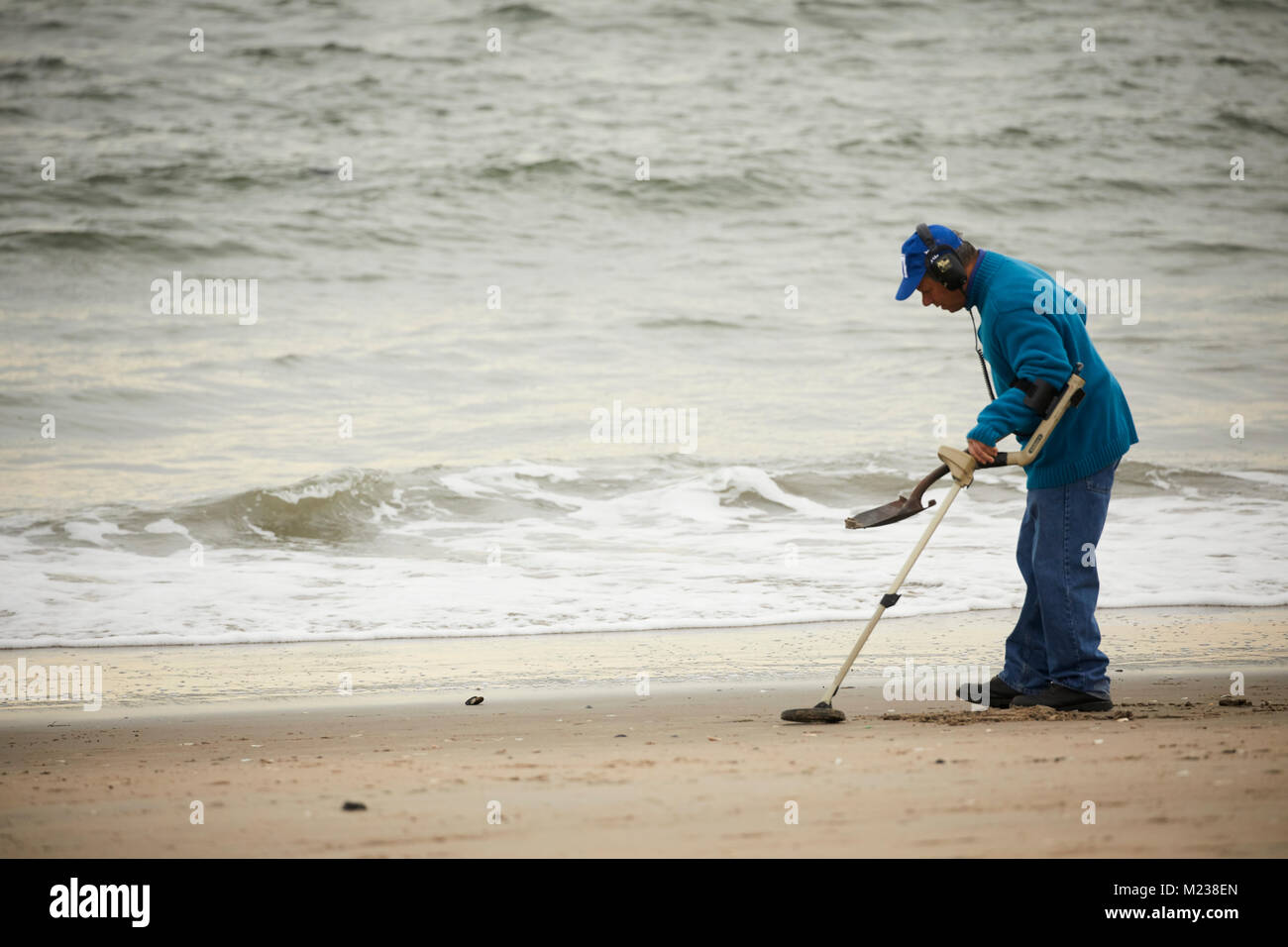 La città di New York Coney Island a Brooklyn, il rilevatore di metalli alla ricerca di tesori perduti sulla spiaggia di sabbia Foto Stock