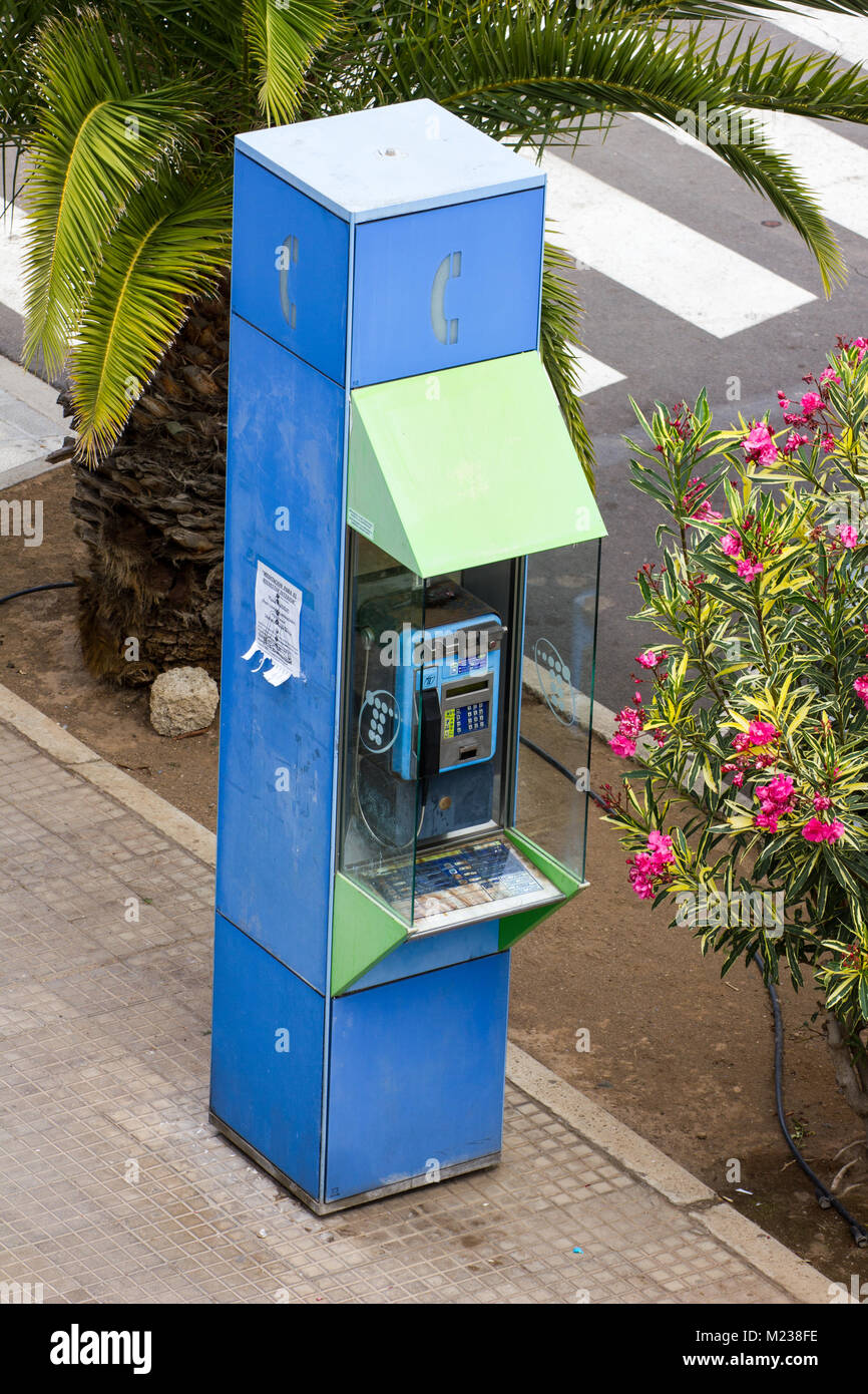Spagnola Telefonica pubblico a pagamento nella casella Telefono su un marciapiede di Los Cristianos, Tenerife 2016 Foto Stock