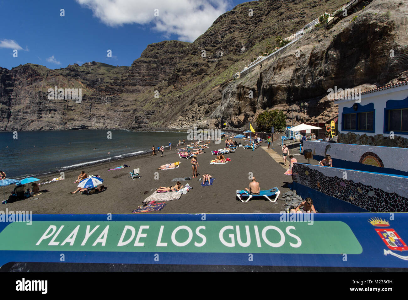 Playa de los guios beach e segno a Los Gigantes, Tenerife, Isole Canarie 2016 Foto Stock