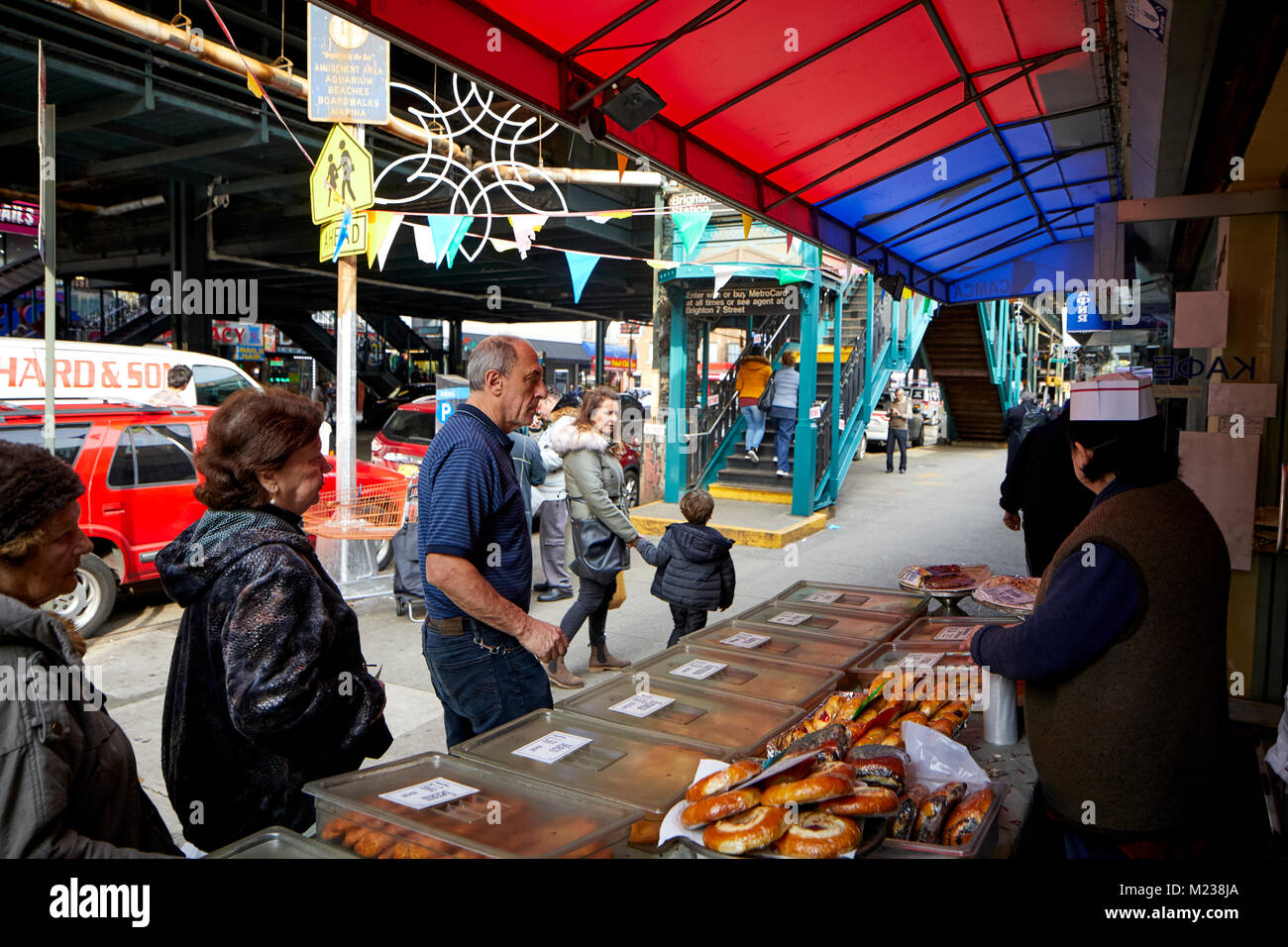 La città di New York Coney Island, la spiaggia di Brighton Avenue nel quartiere Russo, mercato gli operatori in strada la vendita di prodotti da forno Foto Stock