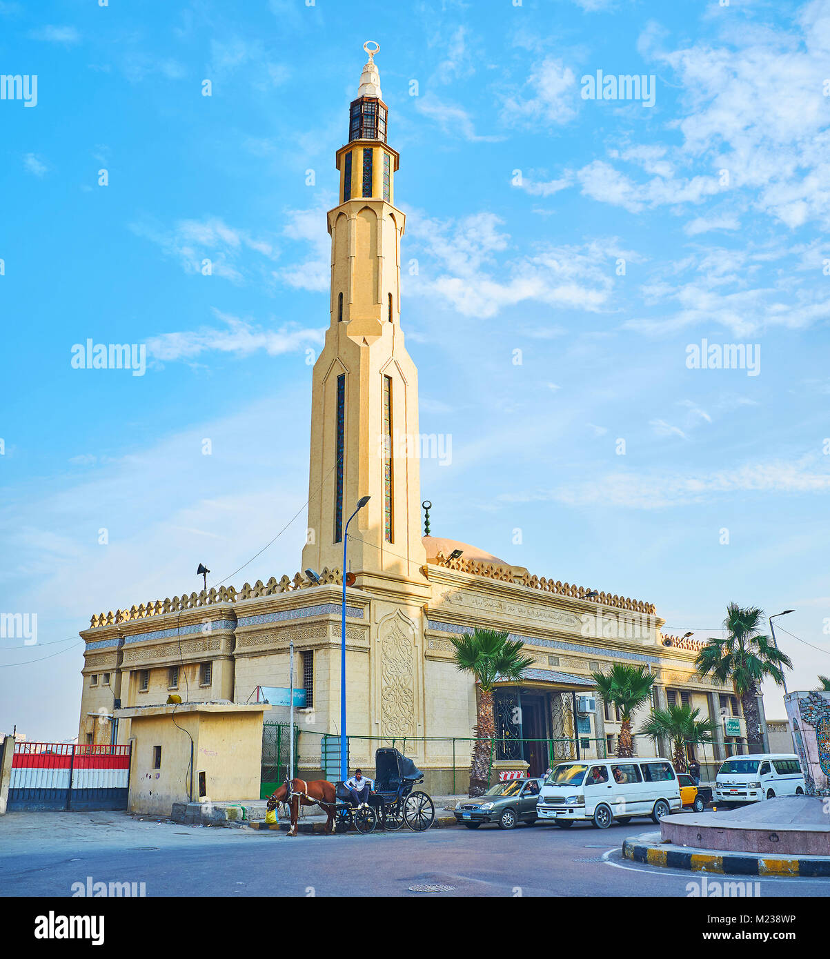 Alessandria, Egitto - 17 dicembre 2017: Manar El islam moschea si trova sulla Corniche embankment accanto al mercato del pesce e alla cittadella Qaitbay, su dicembre 1 Foto Stock