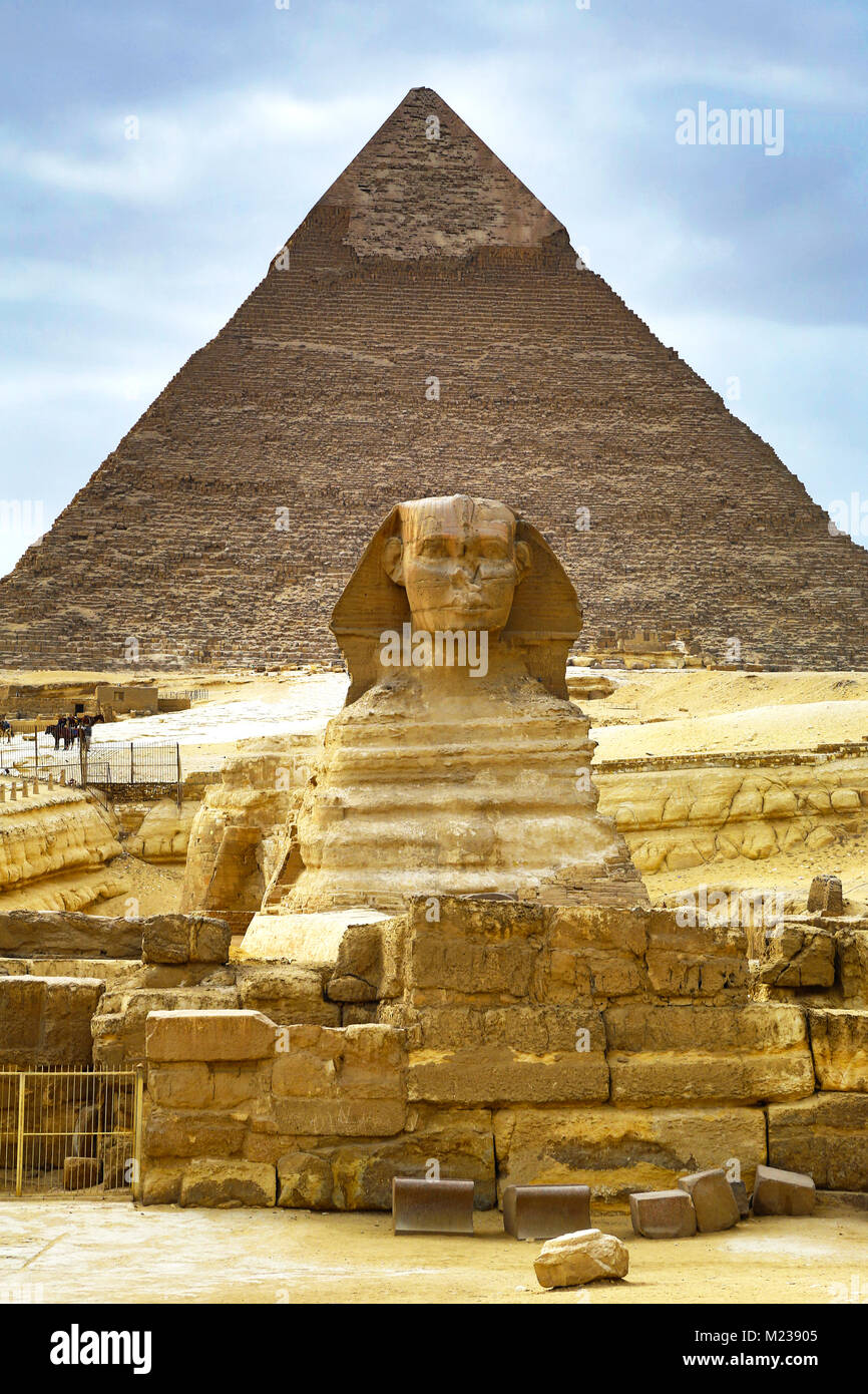 La grande statua della Sfinge e la piramide di Khafre sull'Altopiano di Giza, il Cairo, Egitto Foto Stock