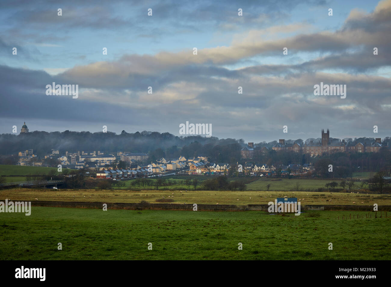 Lancaster Moor, il vecchio manicomio sul paesaggio panoramico con la nuova costruzione di case in campagna Foto Stock