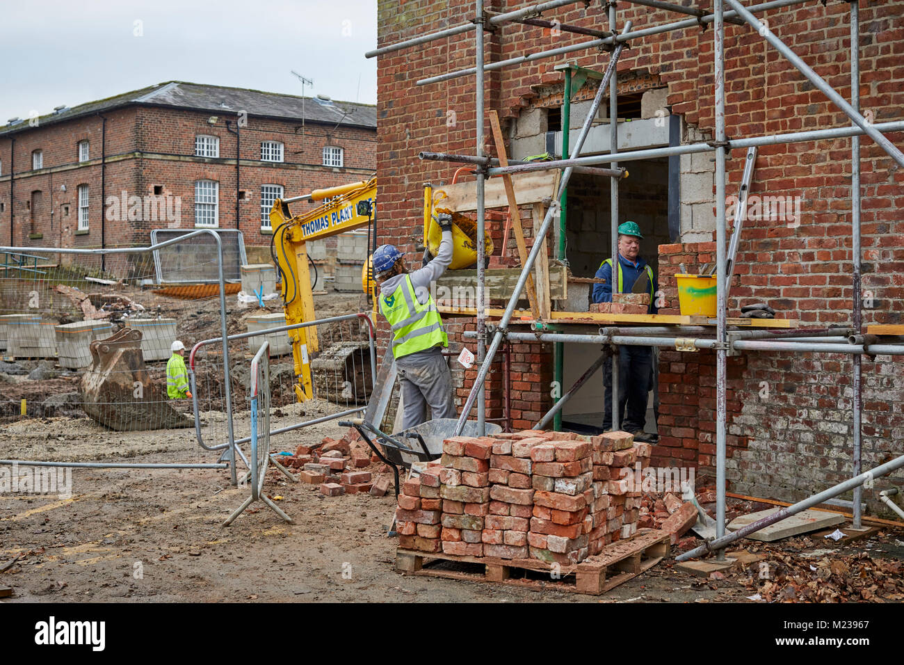Lavoratori scavando le fondamenta per nuove case a Alderley Park nel Cheshire. Foto Stock