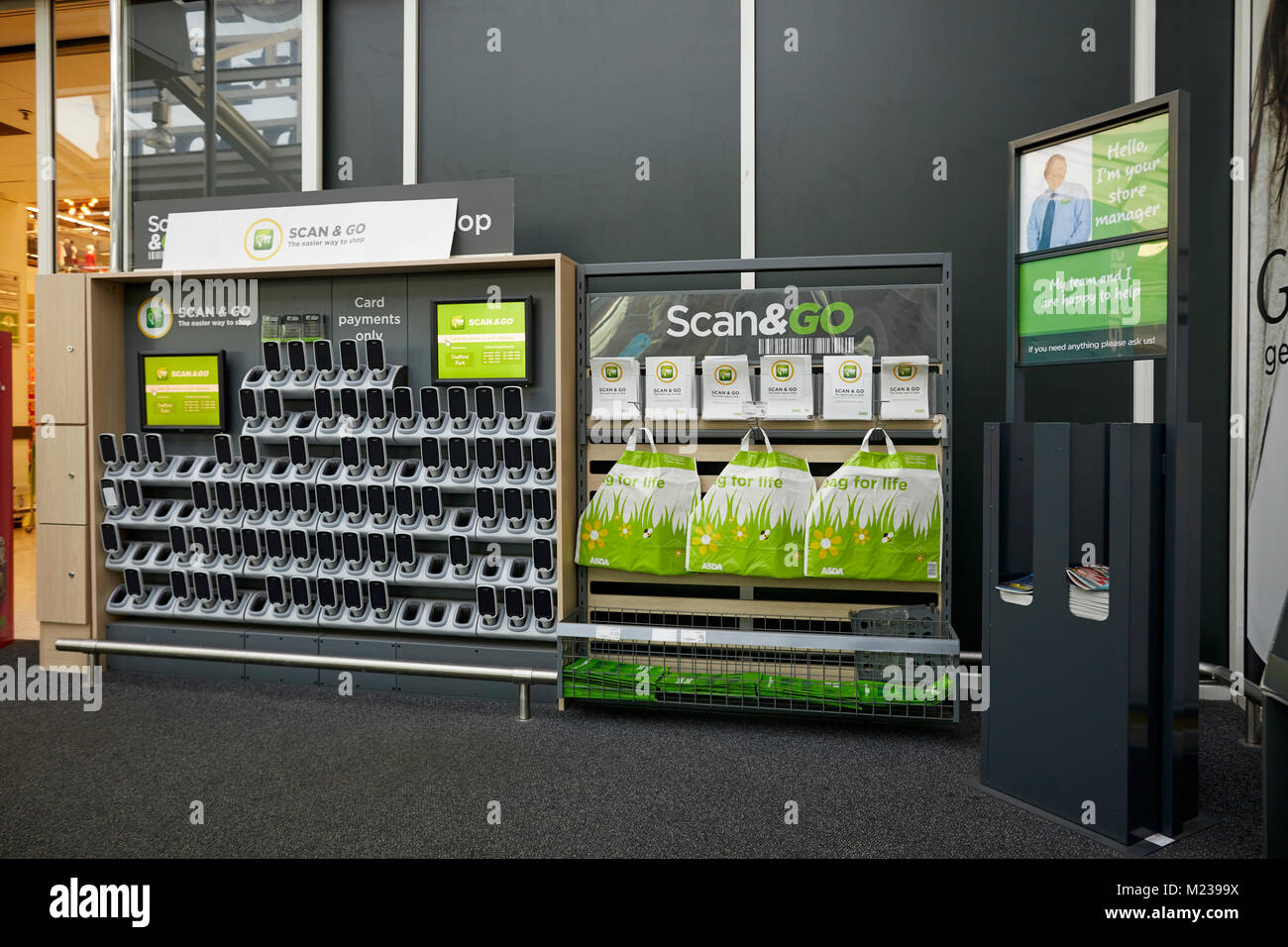 Asda trafford, scansione per andare, self service scanner. Foto Stock