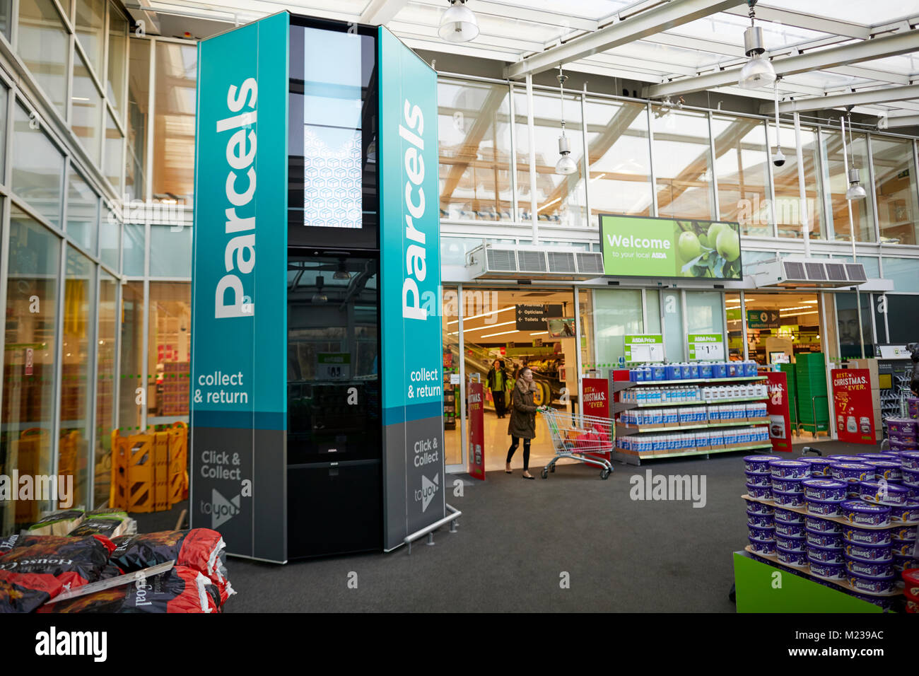 ASDA in Trafford Park sono il primo negozio in Europa ad avere un pacchi, fare clic su e raccogliere la torre nel loro negozio. Foto Stock