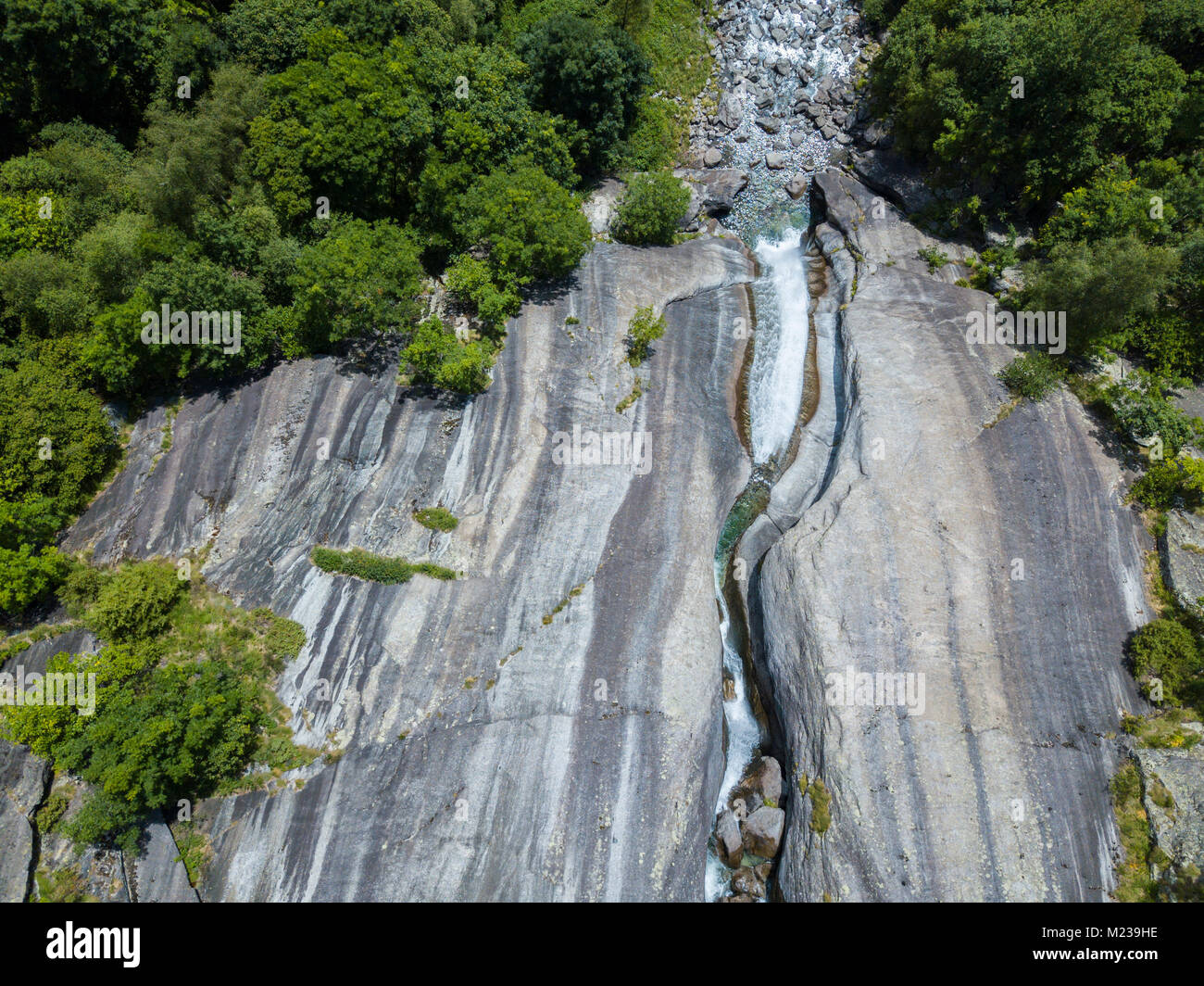 Vista aerea di una cascata in Val di Mello, una verde vallata circondata da montagne di granito e boschi, rinominato l'Italiano Yosemite Valley Foto Stock