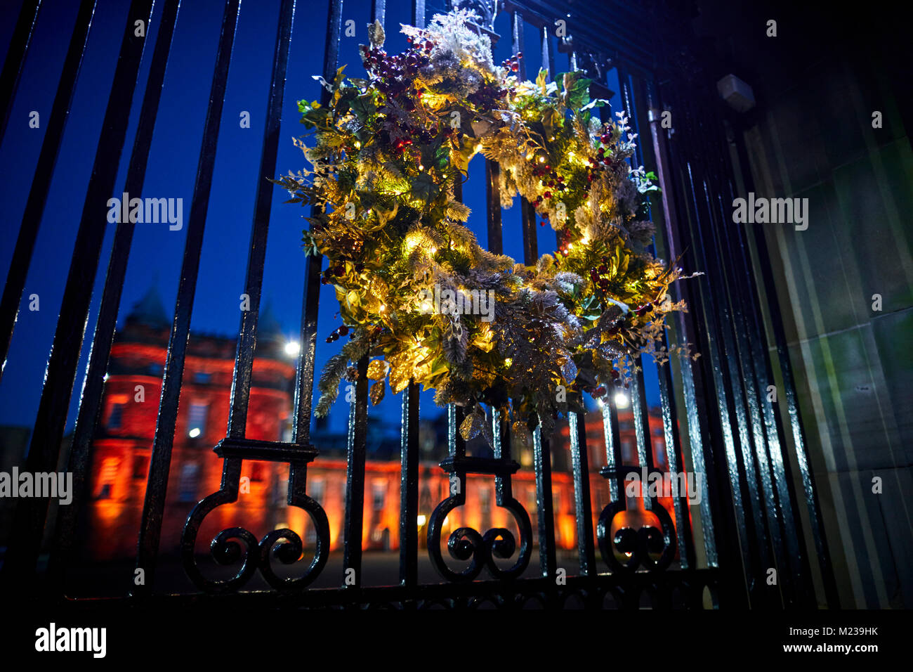 Edimburgo capitale della Scozia, festosa corona sulla porta del Palazzo di Holyrood House, Holyrood Palace Foto Stock