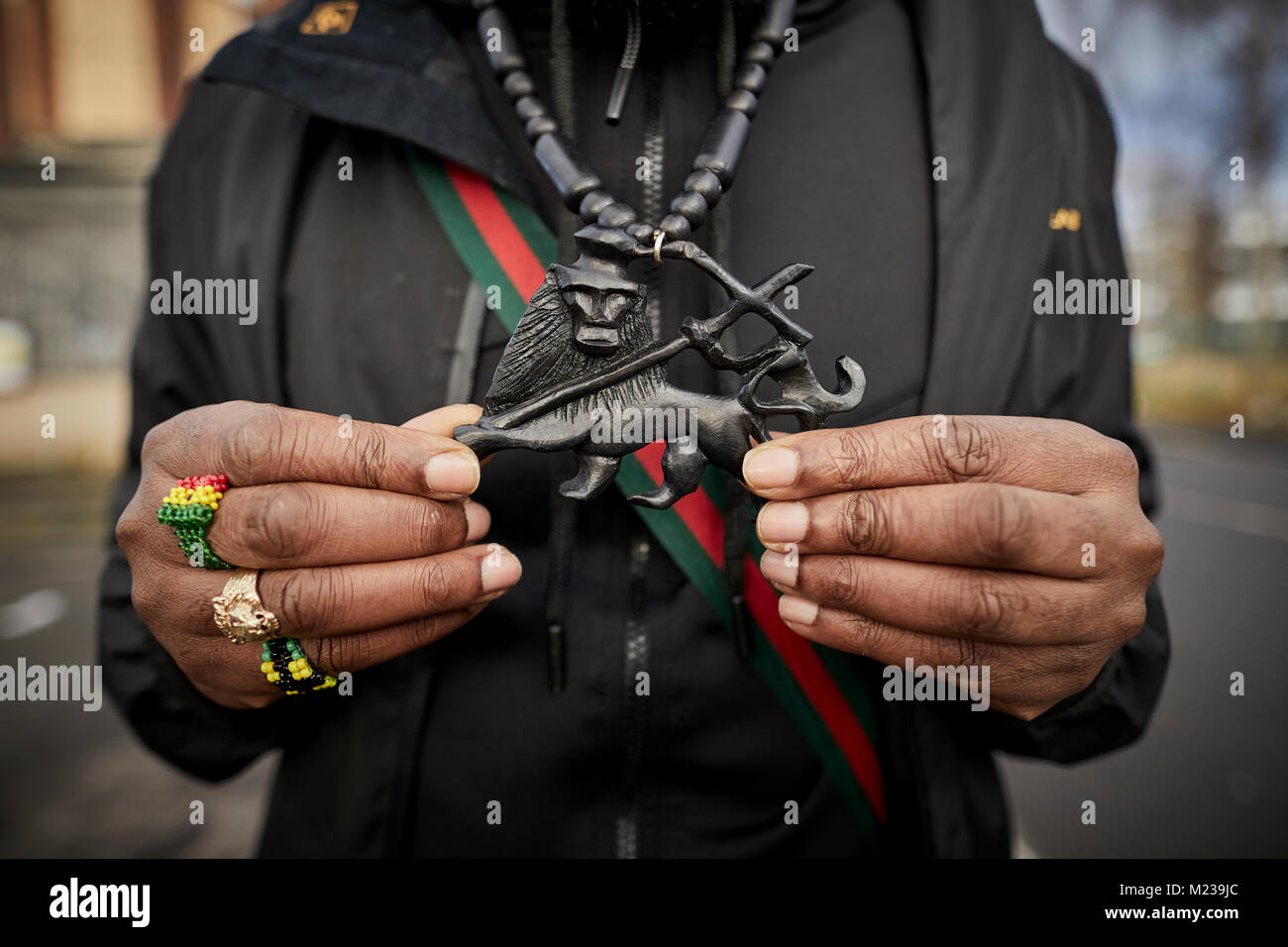 Moss Side Manchester Rastafari, talvolta denominato Rastafarianism lion neckless catena raffigurante leone di Giuda Foto Stock