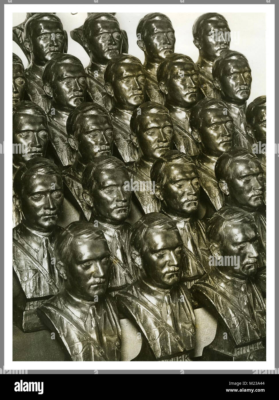 1930 busti di Adolf Hitler prodotta per essere collocato nella Germania nazista edifici ufficiali e uffici Foto Stock