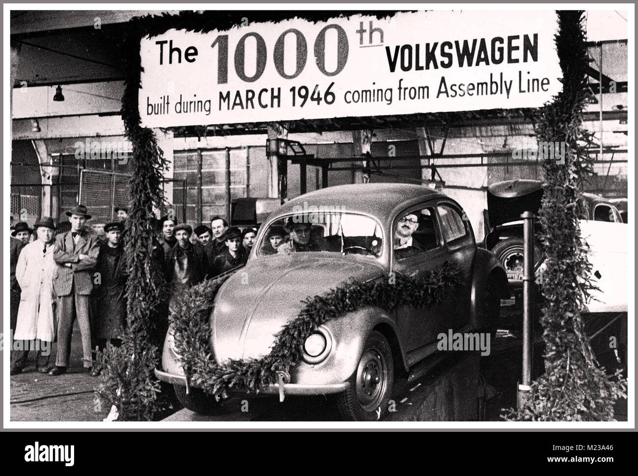 1946 post-guerra Germania produzione Volkswagen riprende con l'esercito britannico Allied aiutare a Wolfsburg in Germania con la millesima Volkswagen provenienti dalla linea di produzione nel marzo 1946 Foto Stock