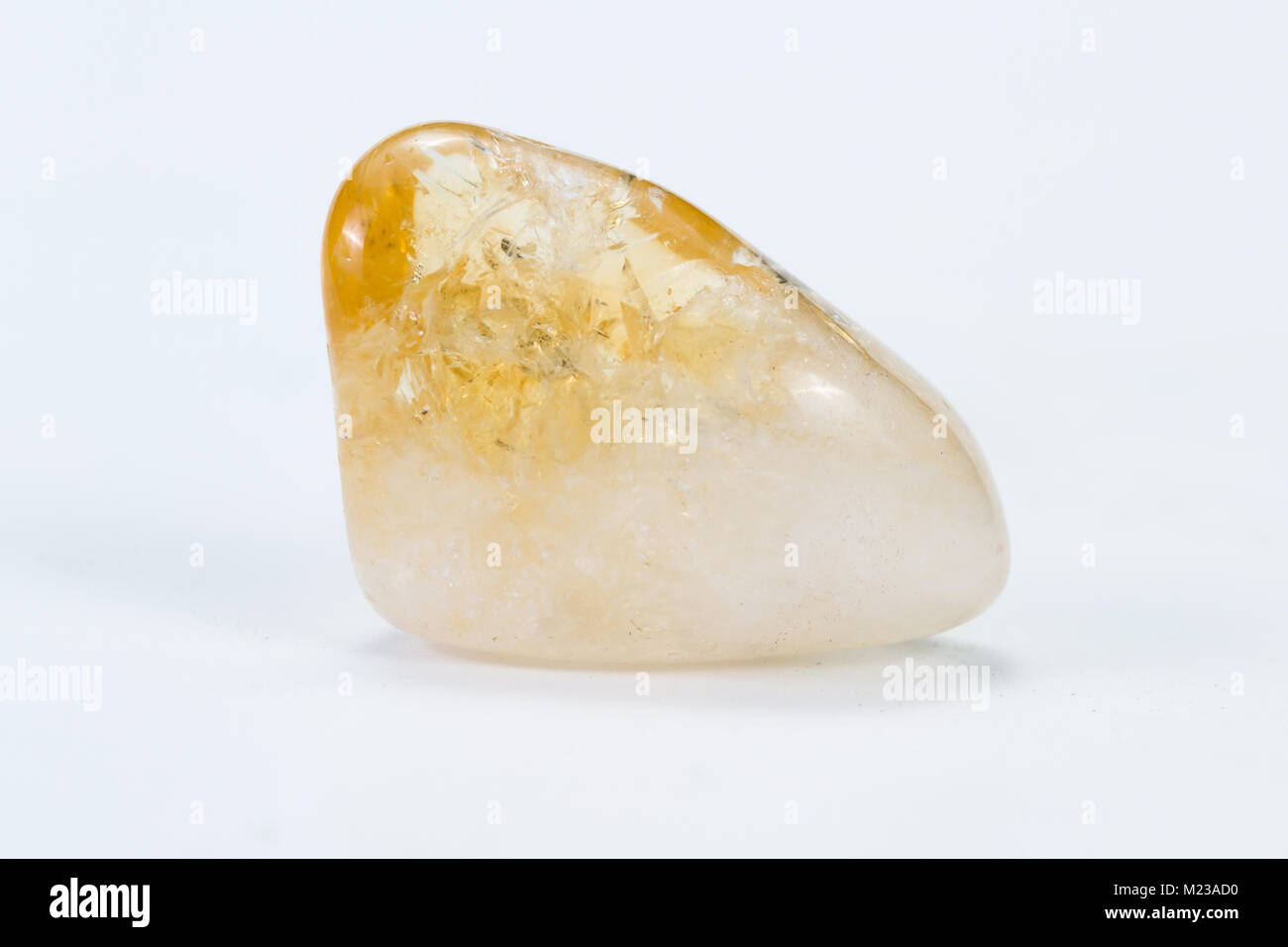 Pezzo lucidata del citrino associato al terzo chakra in circoli metafisica Foto Stock