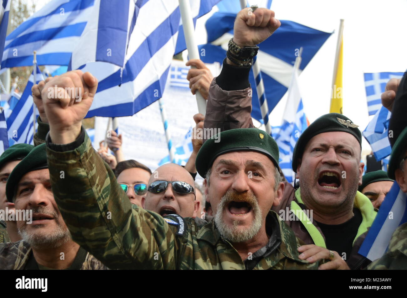 Atene, Grecia. 04 feb 2018. Migliaia di persone sfilano in piazza Syntagma con lo slogan "macedonia è greca' impegnativo da EX REPUBBLICA IUGOSLAVA DI MACEDONIA (ex Yugoslavic Repubblica di Macedonia) per arrestare usng nome la Macedonia e l'immagine di Alessandro il Grande. La disputa sul nome iniziato nel 1991 dopo l'EX REPUBBLICA IUGOSLAVA DI MACEDONIA ha guadagnato ts indipendenza dalla Iugoslavia. Credito: George Panagakis/Pacific Press/Alamy Live News Foto Stock