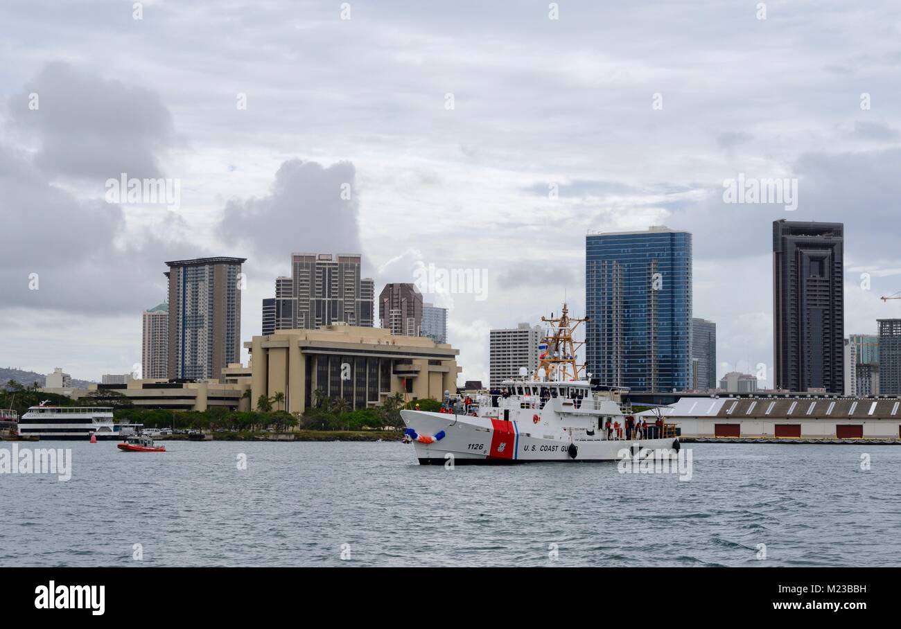 L'equipaggio del guardacoste Giuseppe Gerczak (WPC 1126) arrivano al loro nuovo homeport di Honolulu Febbraio 4, 2018 a seguito di una 42-giorno transito da Key West, Florida, dove la taglierina è stata consegnata. Il Gerczak è il secondo dei tre 154-piede veloce risposta taglierine per arrivare alle Hawaii. (U.S. Coast Guard foto di Chief Petty Officer Sara Muir/rilasciato) Foto Stock