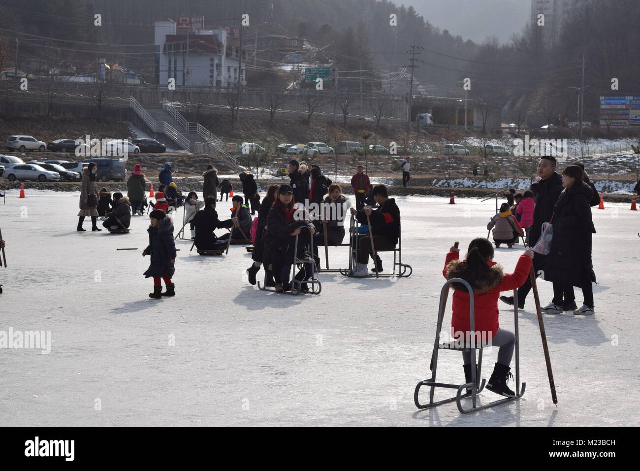 Hwacheon, Repubblica di Corea. Il 22 gennaio 2018. I partecipanti a cavallo sulla congelati Hwacheon fiume durante l annuale Hwacheon Sancheoneo Festival di ghiaccio Foto Stock