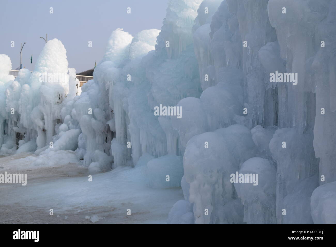 Hwacheon, Repubblica di Corea. Il 22 gennaio 2018. Sculture di Neve sulla congelati Hwacheon fiume durante l annuale Hwacheon Sancheoneo Festival di ghiaccio Foto Stock