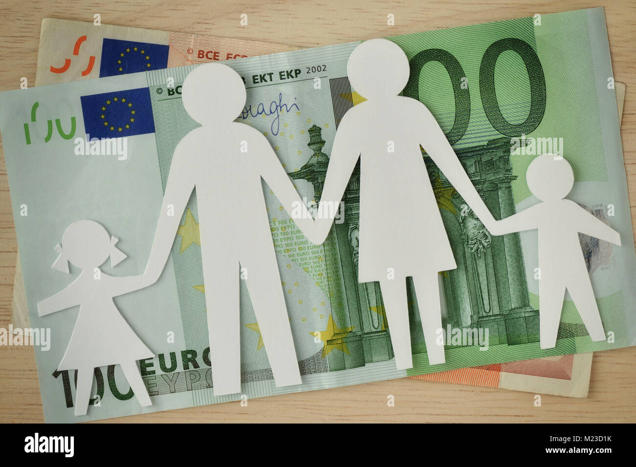Famiglia di carta ritagliata sulle banconote in euro - bilancio familiare nozione Foto Stock