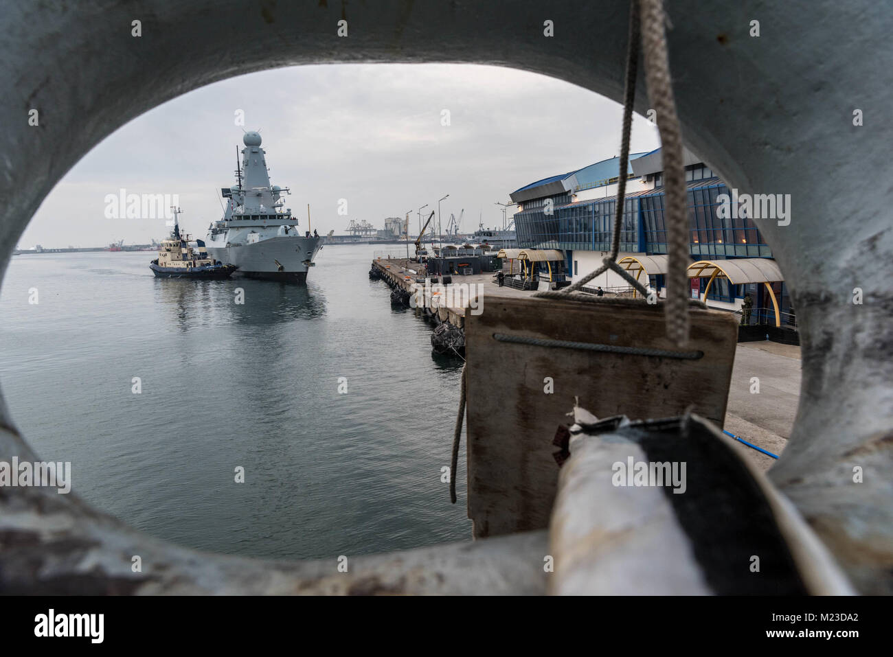 CONSTANTA, Romania Feb 02. 2018. NATO permanente gruppo marittimo due (inserto SNMG2), ammiraglia HMS Duncan (F37) proviene alonside al porto di Constanta. Inserto SNMG2 sta conducendo una routine visita porta a Constanta come parte della NATO di una maggiore presenza nella regione del Mar Nero per sostenere la sovranità nazionale attraverso la difesa collettiva. La NATO Foto di CPO FRA C.Valverde Foto Stock