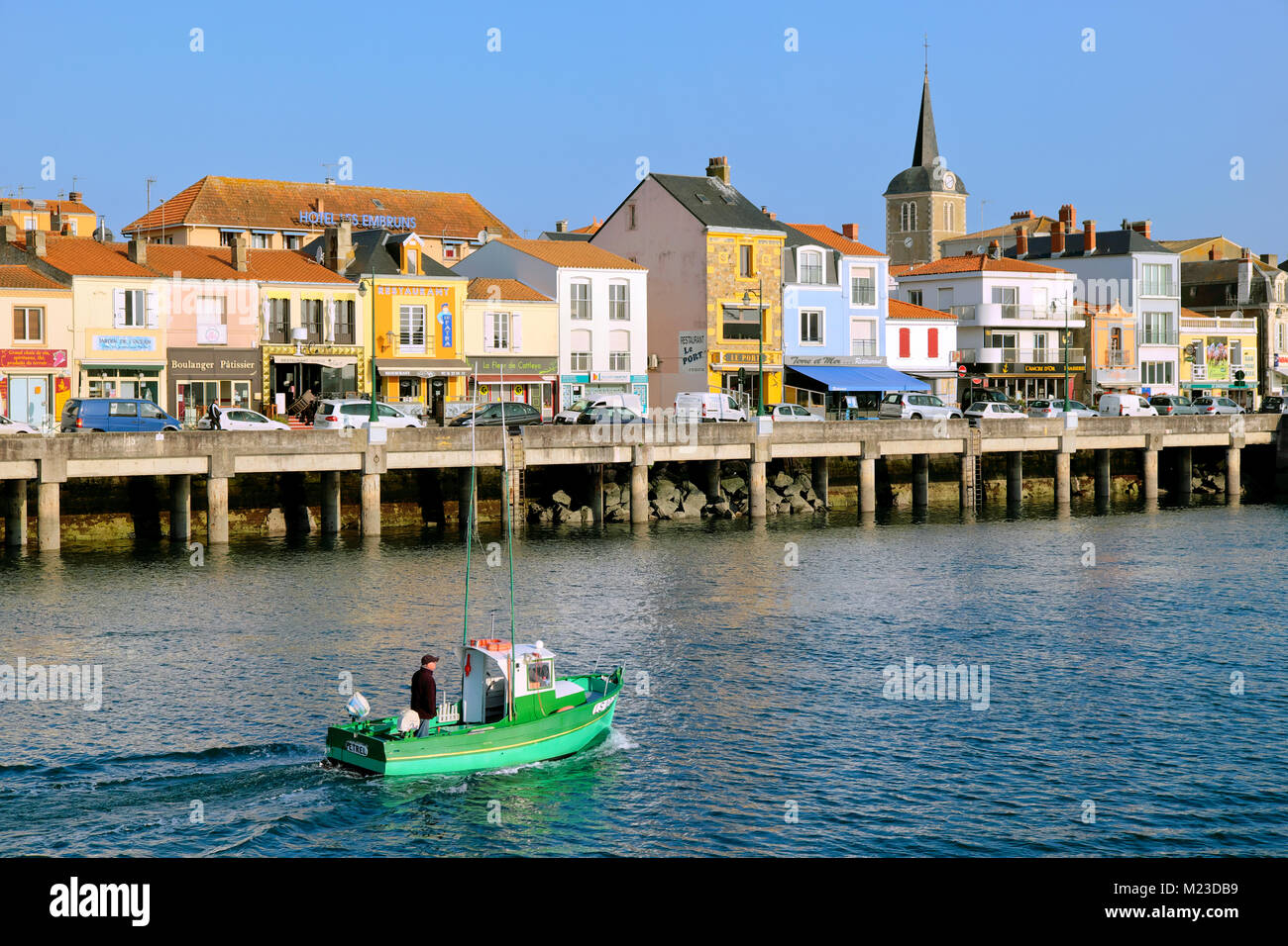 La pesca in barca passando la Chaume trimestre, Les Sables-d'Olonne, della Vandea, Francia Foto Stock