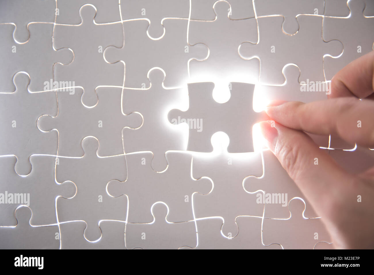 Puzzle pezzo con luce soffusa, la concezione di business per completare l'ultimo pezzo di puzzle Foto Stock Puzzle pezzo con luce soffusa, la concezione di business per completare l'ultimo pezzo di puzzle Foto Stock