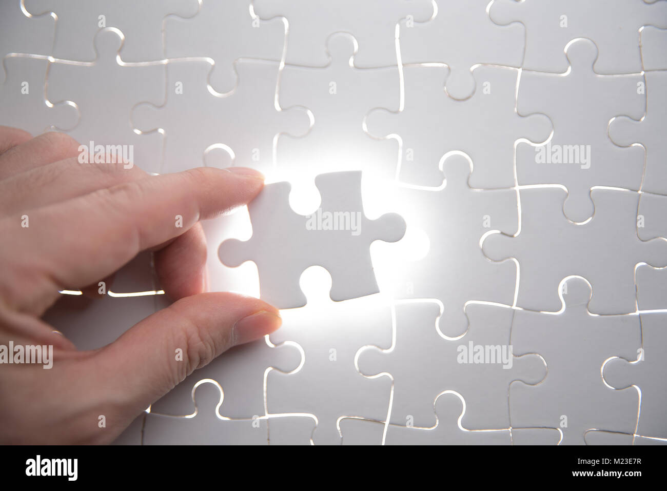 Puzzle pezzo con luce soffusa, la concezione di business per completare l'ultimo pezzo di puzzle Foto Stock Puzzle pezzo con luce soffusa, la concezione di business per completare l'ultimo pezzo di puzzle Foto Stock