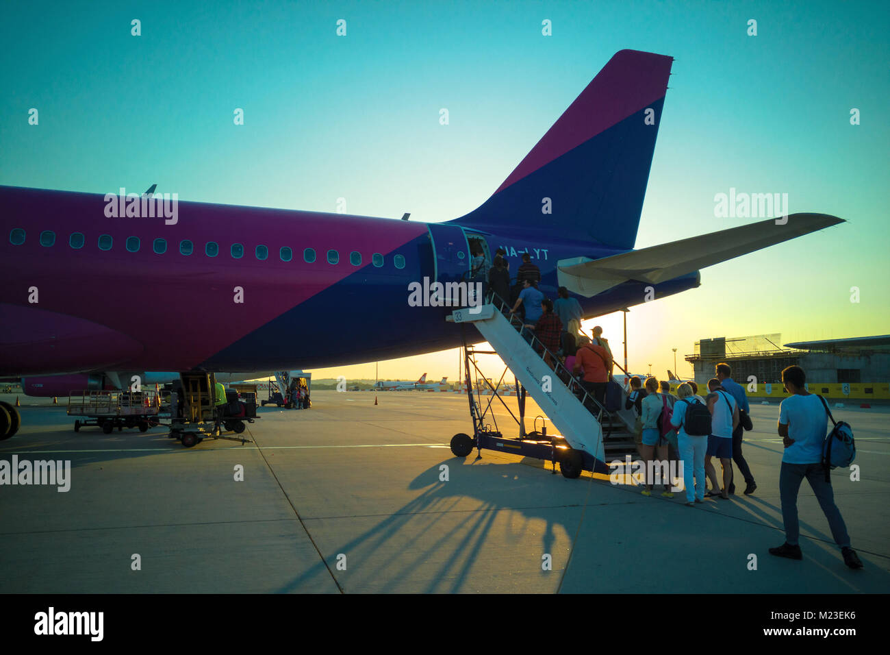Airfield, persone imbarco sull aereo Foto Stock