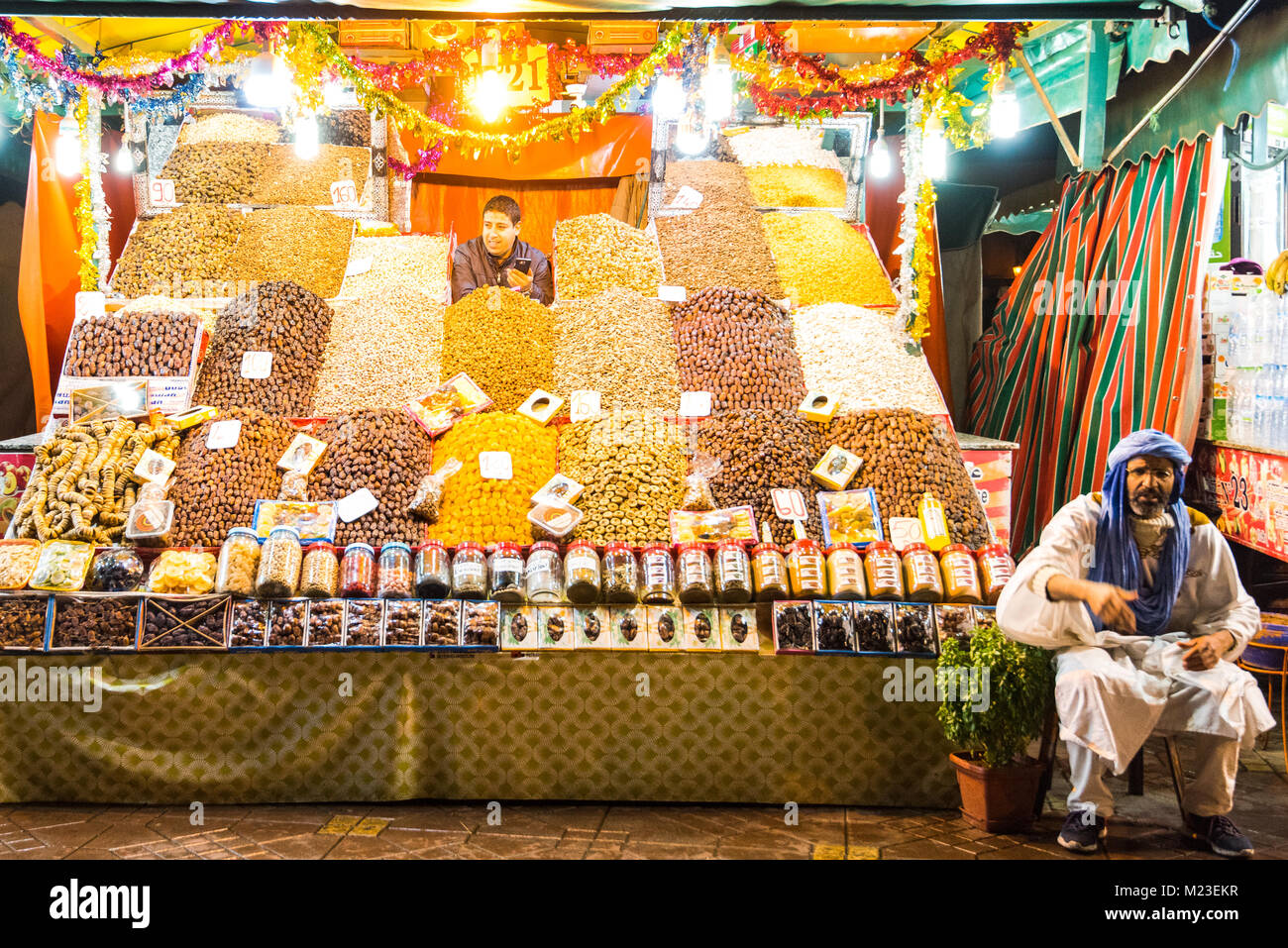 Marrakech, Marocco - Gennaio 2018: frutta e spezie venditore in Marocco piazza Jema El Fna piazza del mercato. Foto Stock