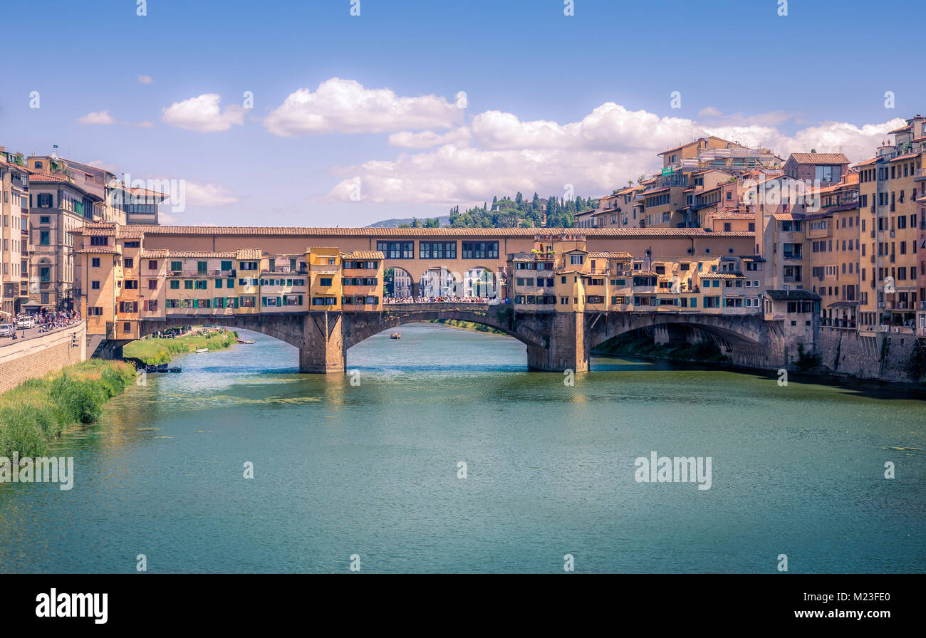 Famoso Ponte Vecchio e sul fiume Arno a Firenze, Italia Foto Stock