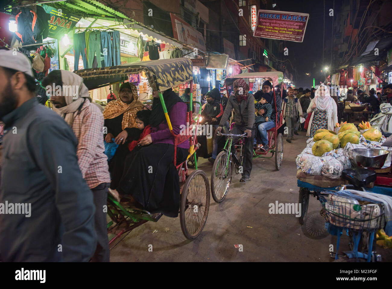 Rickshaws viaggiare per le strade caotiche della Vecchia Delhi, India Foto Stock