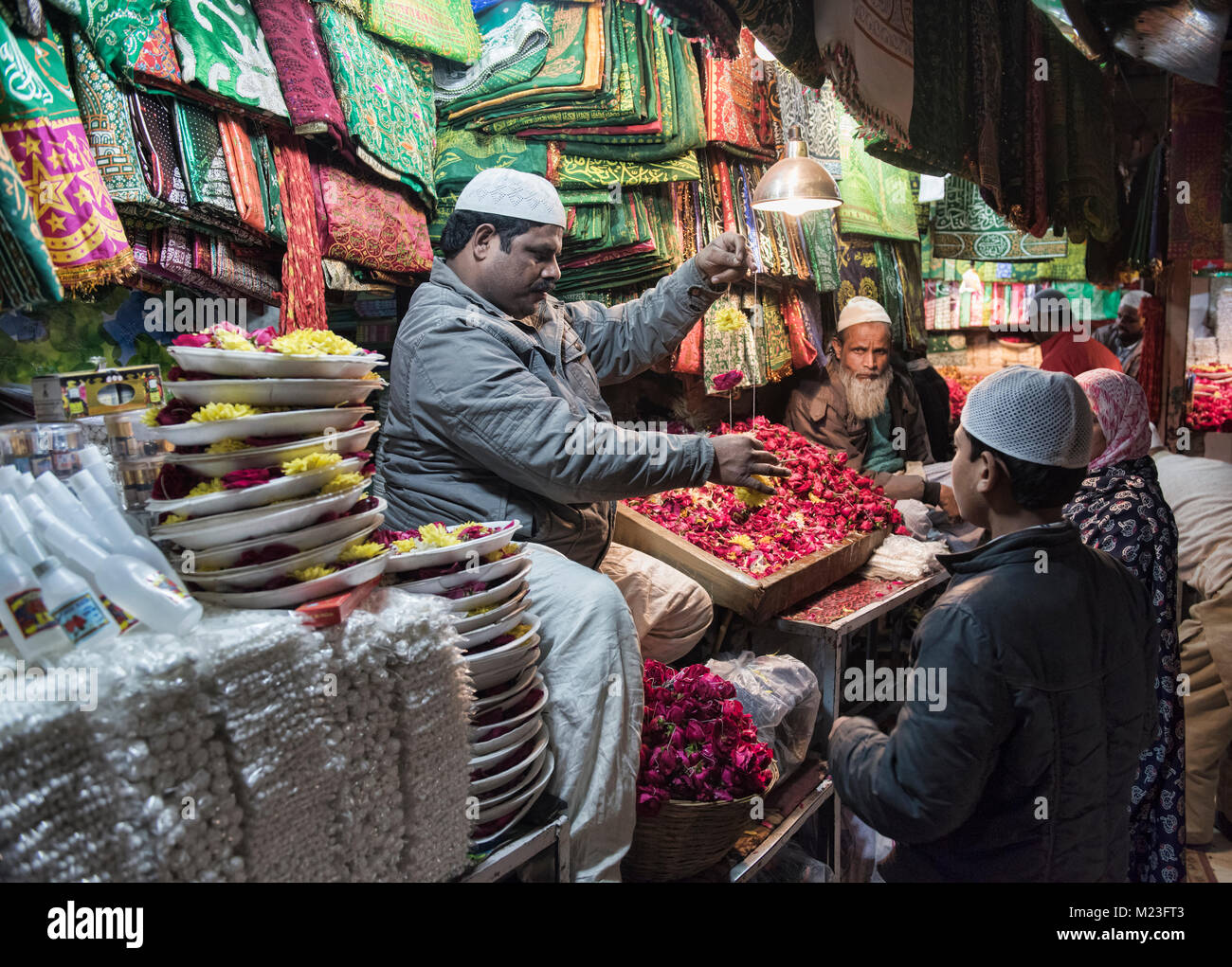 Venditore di fiori a Nizamuddin Dargah, il sufi santi mausoleo, Vecchia Delhi, India Foto Stock